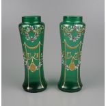Paar Vasen aus Grünglas mit Emaille-Malerei, Jugendstil, um 1900, H.15,8cm