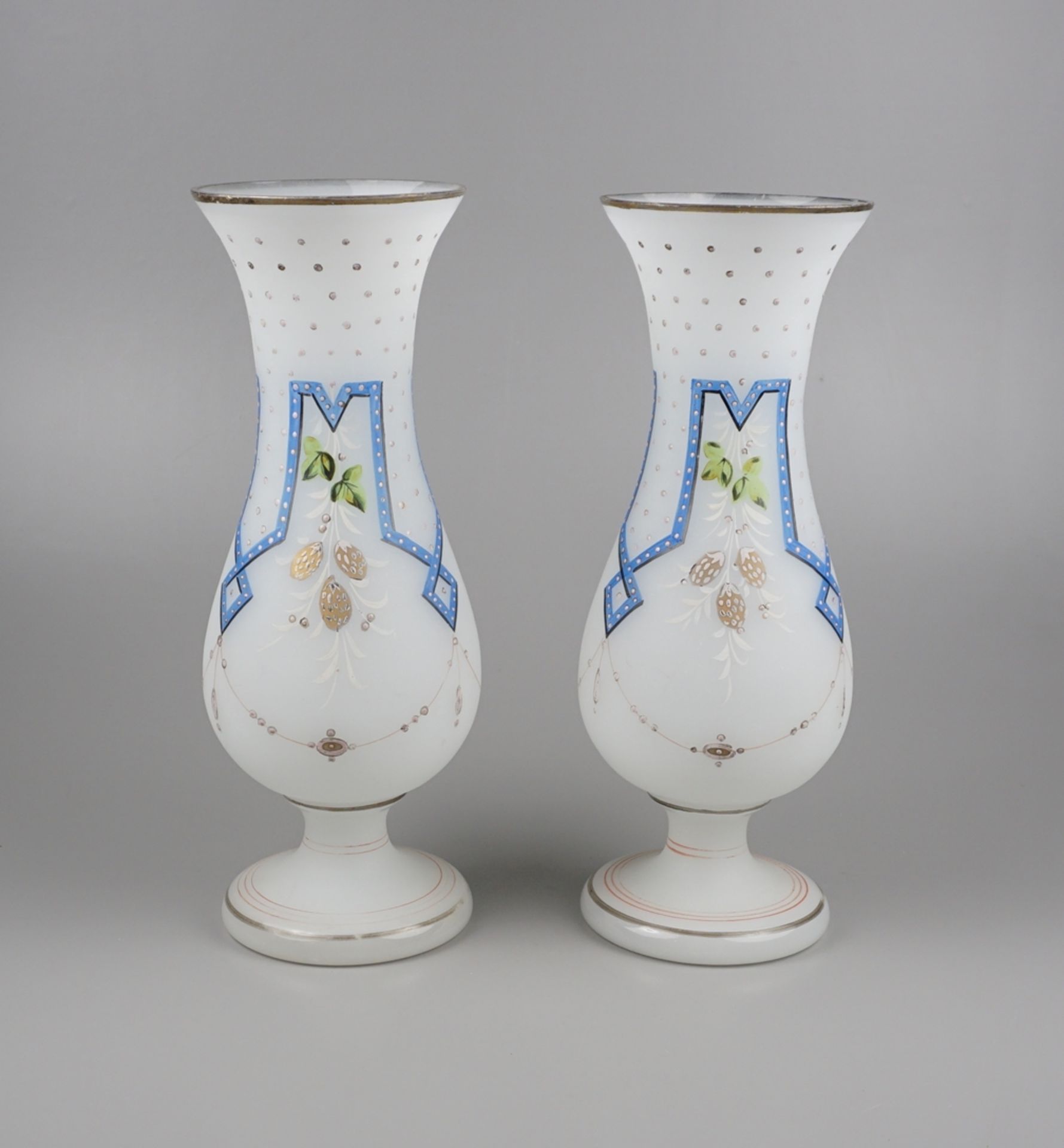 Paar Vasen aus mattiertem Milchglas, mit Emaillemalerei, Biedermeier, um 1850, H.28,5cm