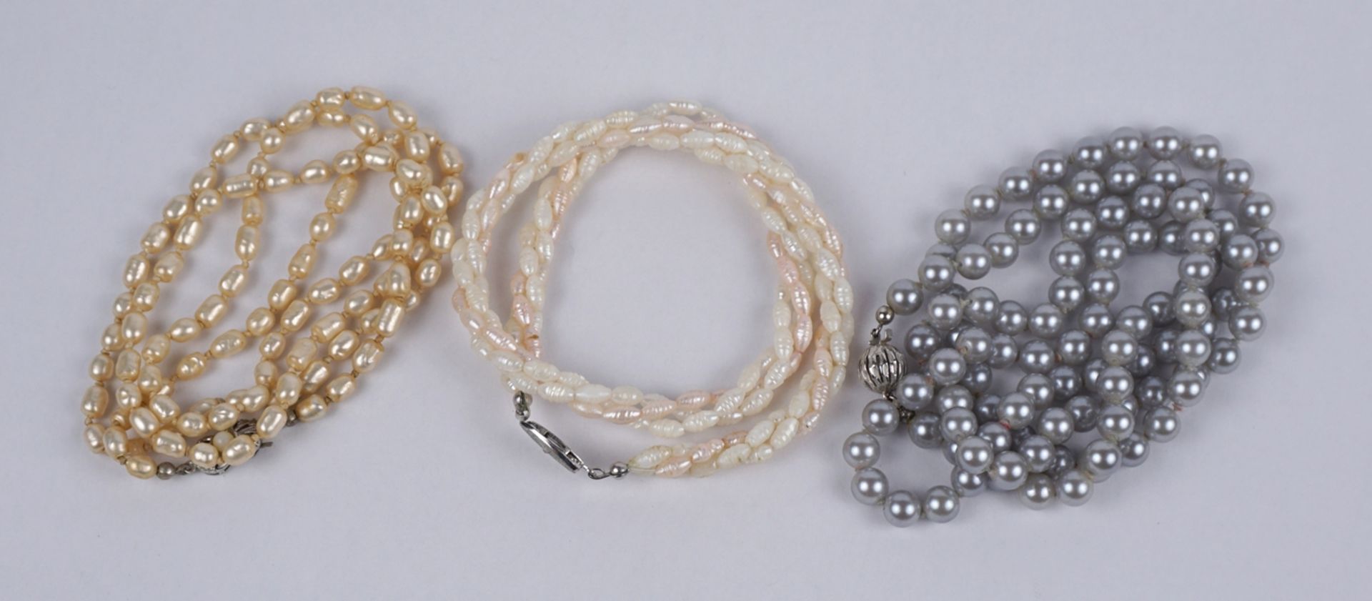 3 Perlenketten, teilweise Modeschmuck