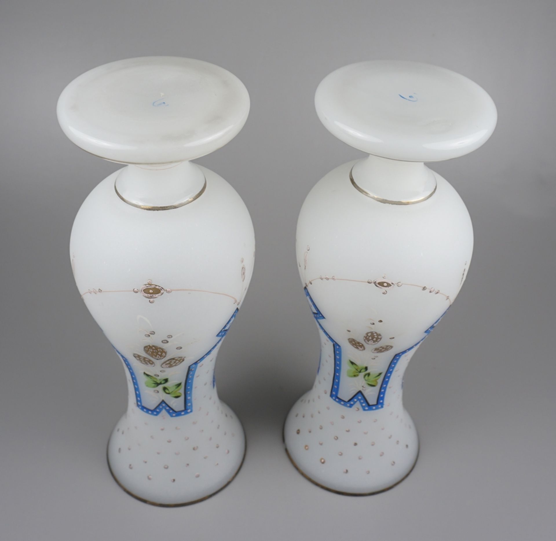 Paar Vasen aus mattiertem Milchglas, mit Emaillemalerei, Biedermeier, um 1850, H.28,5cm - Bild 2 aus 3