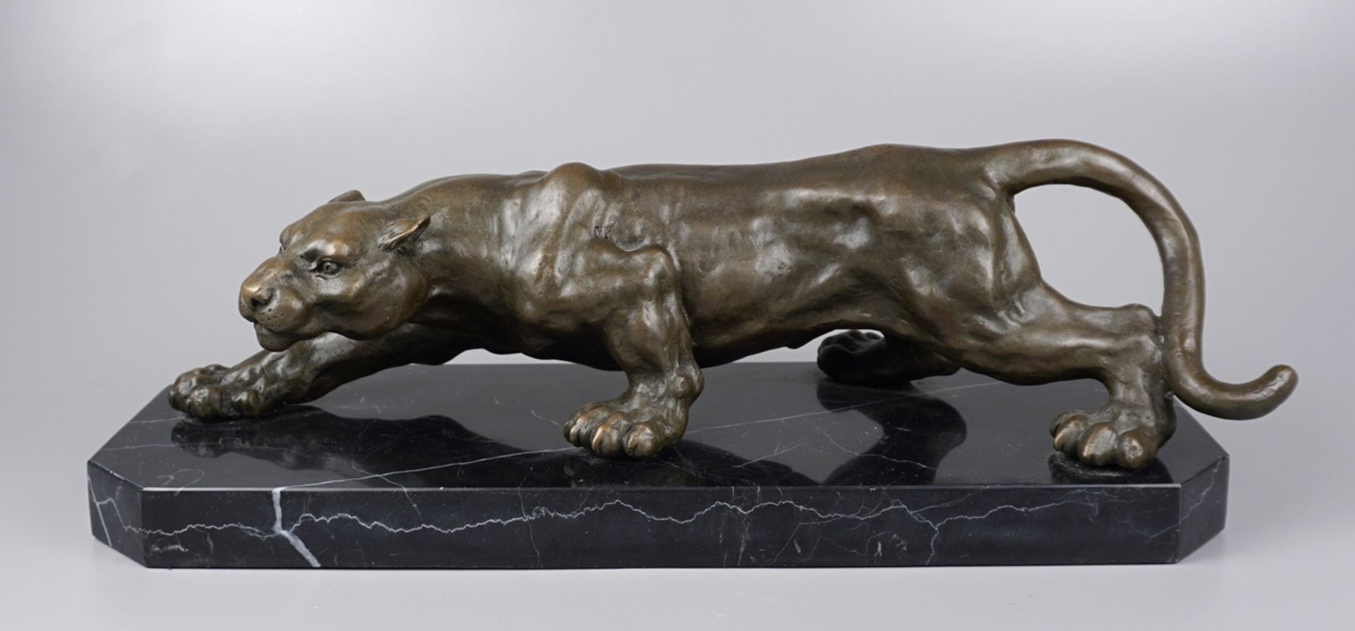 Schleichende Löwin, Bronze, 2. Hälfte 20.Jh.