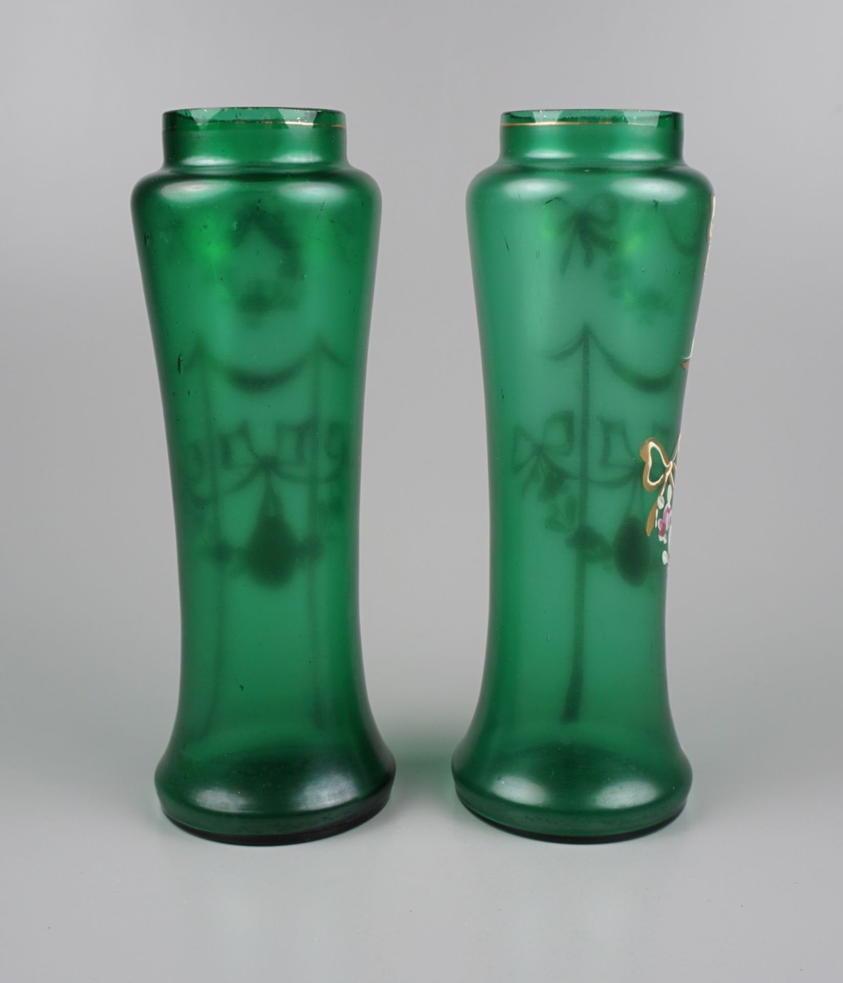 Paar Vasen aus Grünglas mit Emaille-Malerei, Jugendstil, um 1900, H.15,8cm - Bild 2 aus 2