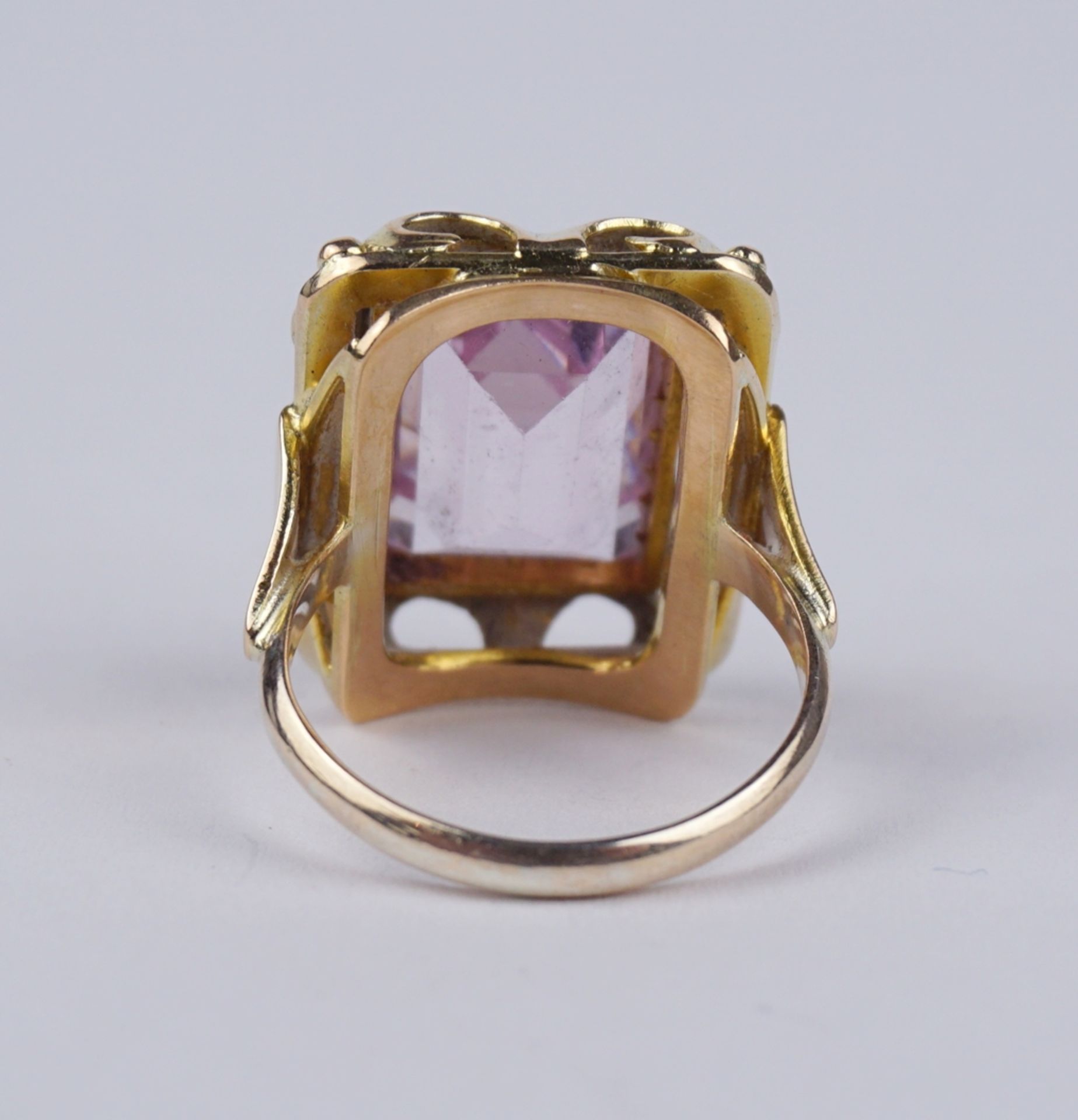 Ring mit hellem, amethystfarbenen Stein, 333er Gold, Gew.7,05g - Bild 2 aus 3