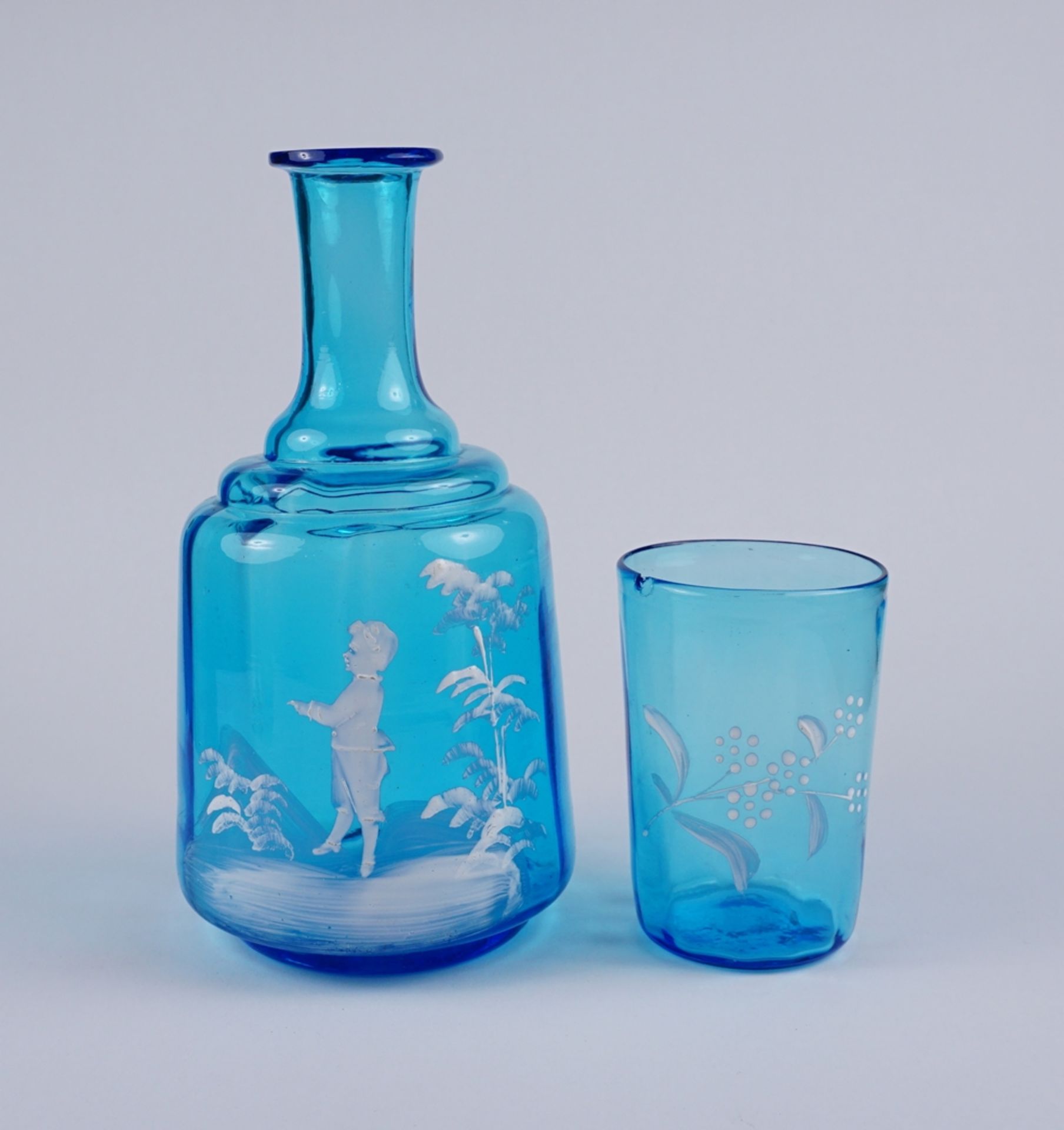 Wasserflasche mit Trinkglas und 2 Schnapsgläser, Blauglas, um 1900 - Bild 2 aus 3
