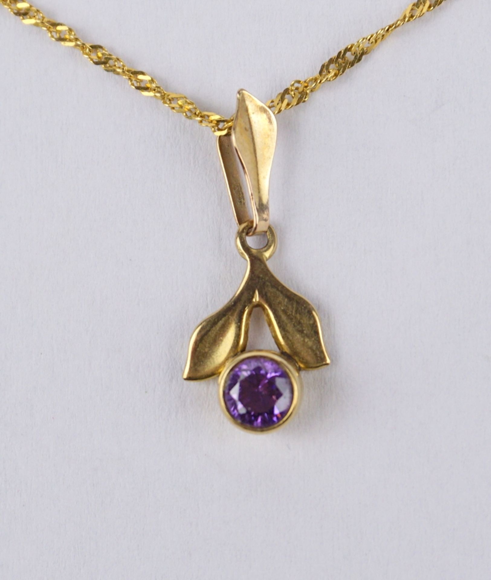 Blütenanhänger mit Amethyst an Kette, 333er Gold