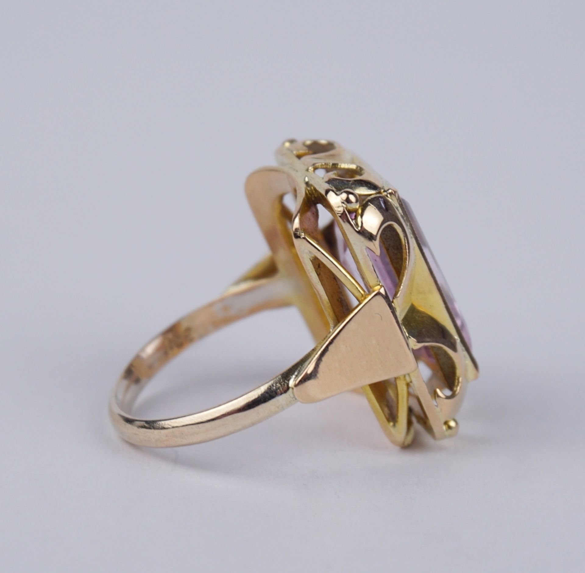 Ring mit hellem, amethystfarbenen Stein, 333er Gold, Gew.7,05g - Bild 3 aus 3