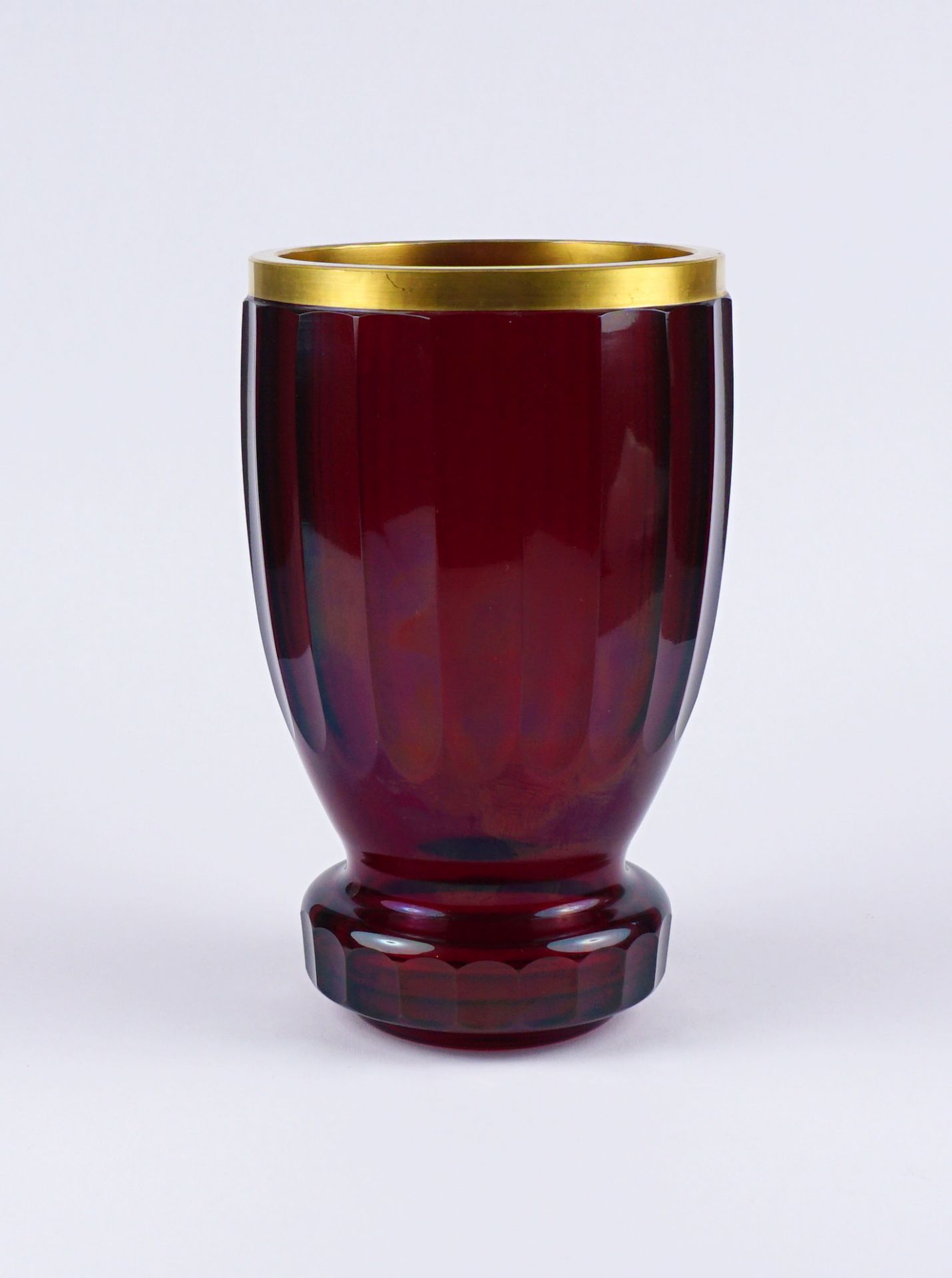 Vase mit Facettenschliff, rubinrot überfangen, Böhmen, um 1950