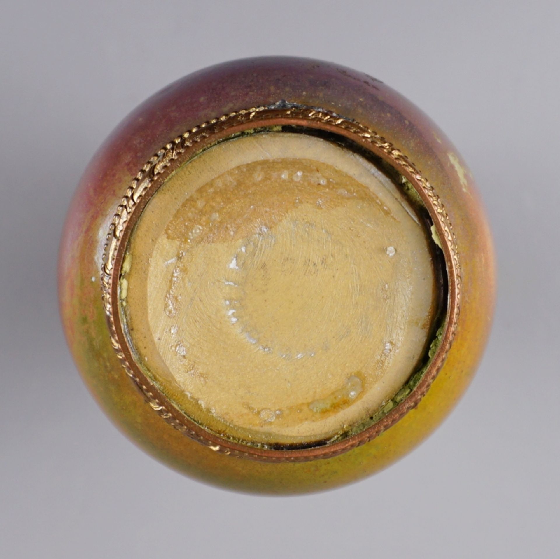 kleine Keramikvase mit Messingmontierung, Gründerzeit, wohl Frankreich - Image 3 of 3