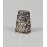 Fingerhut mit personifizierter Tierfigur im Relief, Silber