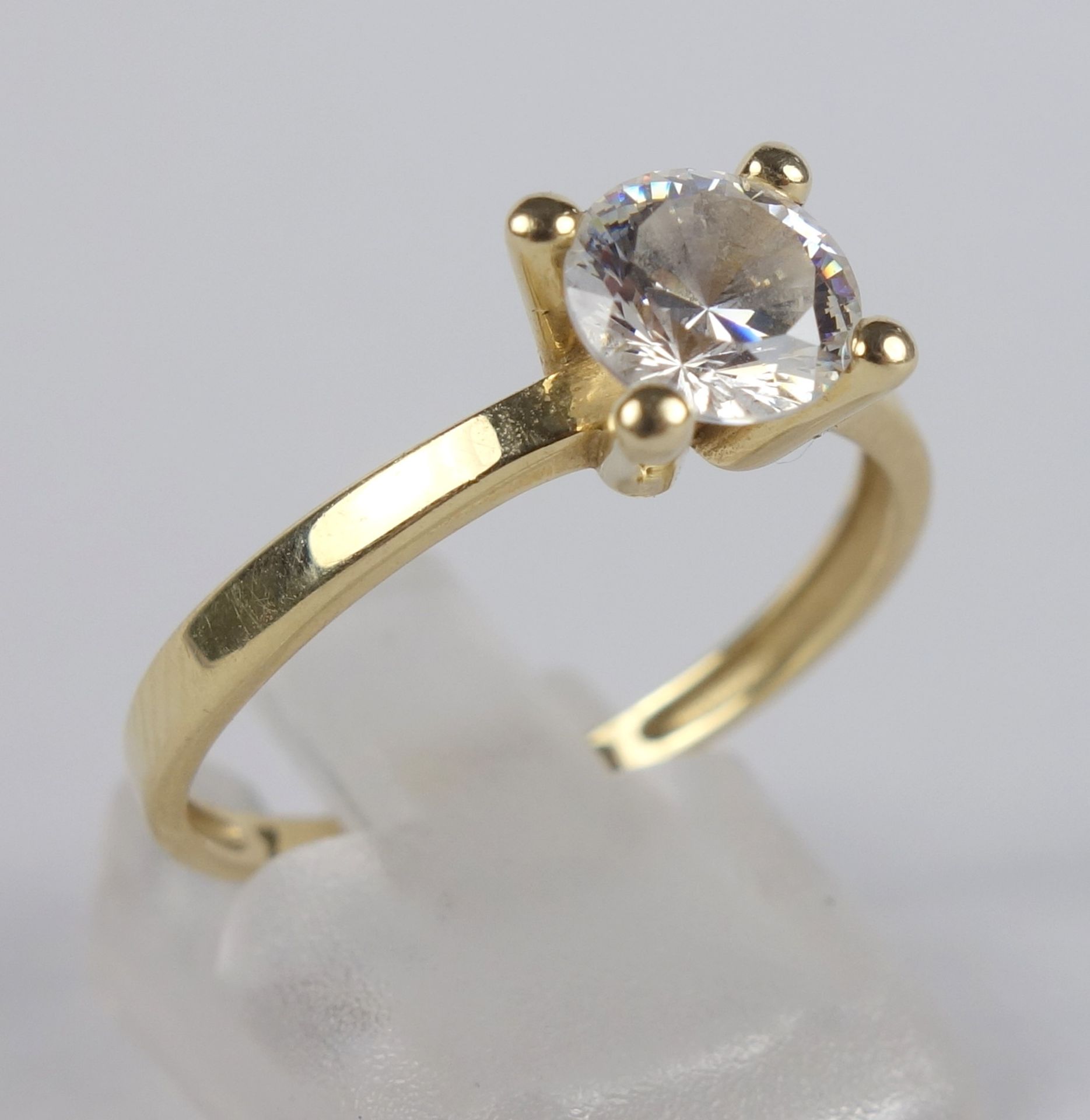 Ring with Swarovski solitaire, 14K gold, weight 2.44g, plus magnifying glass