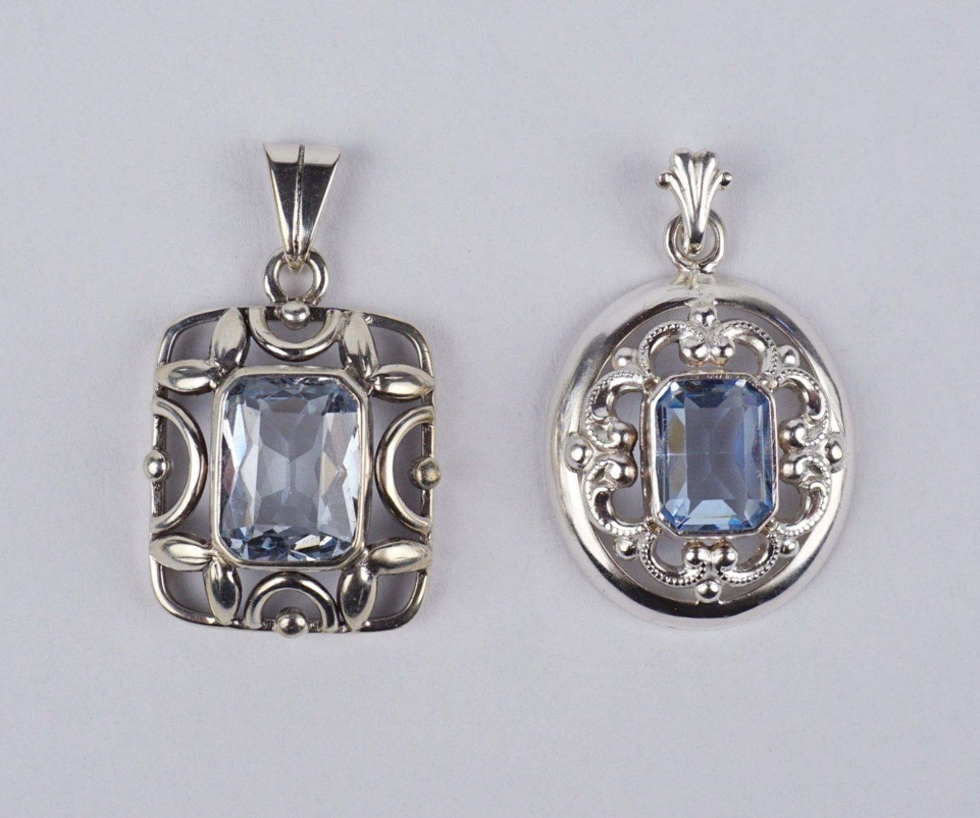 2 Anhänger mit hellblauem Stein, 800er und 835er Silber, Gesamt-Gew.10,18g
