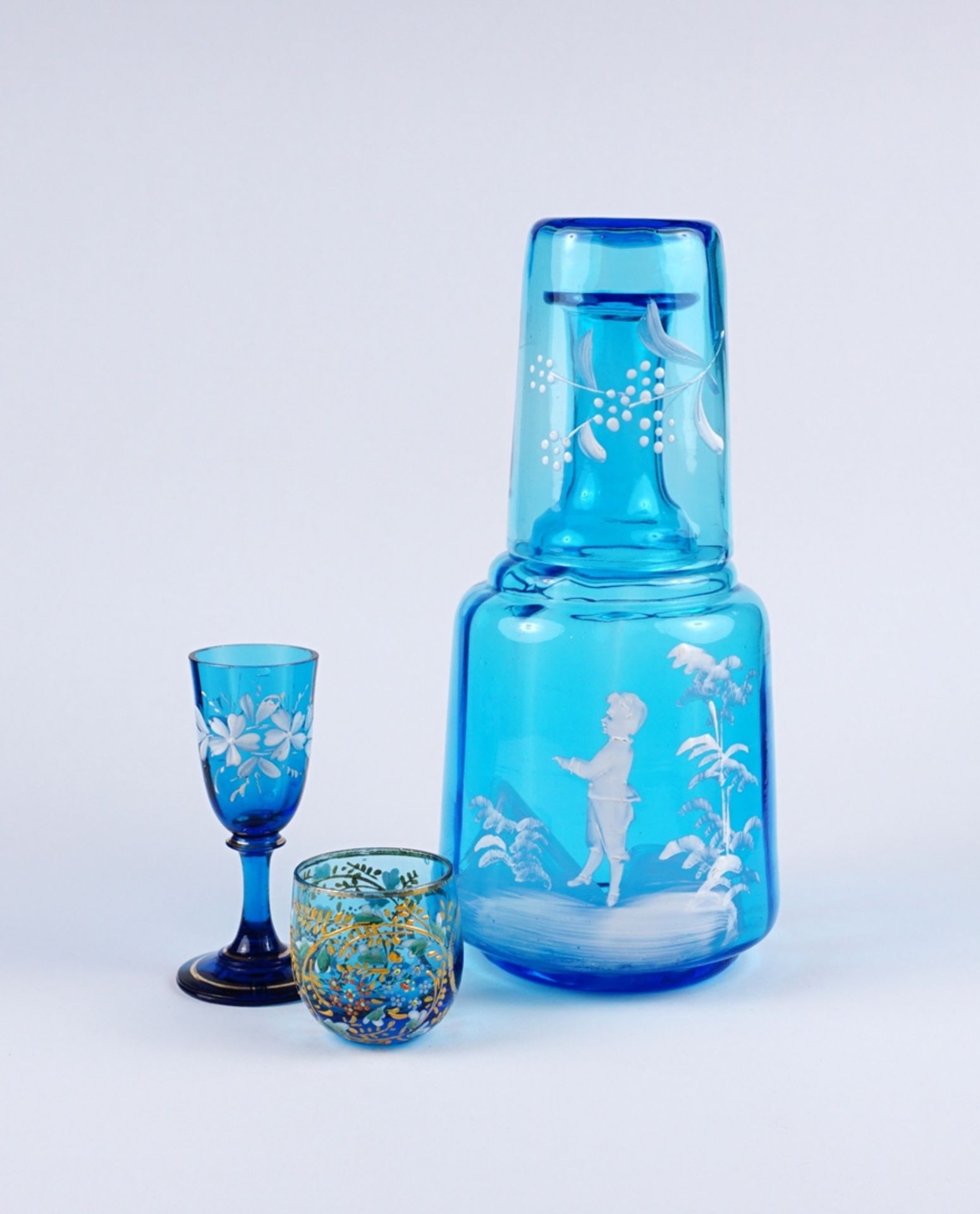 Wasserflasche mit Trinkglas und 2 Schnapsgläser, Blauglas, um 1900