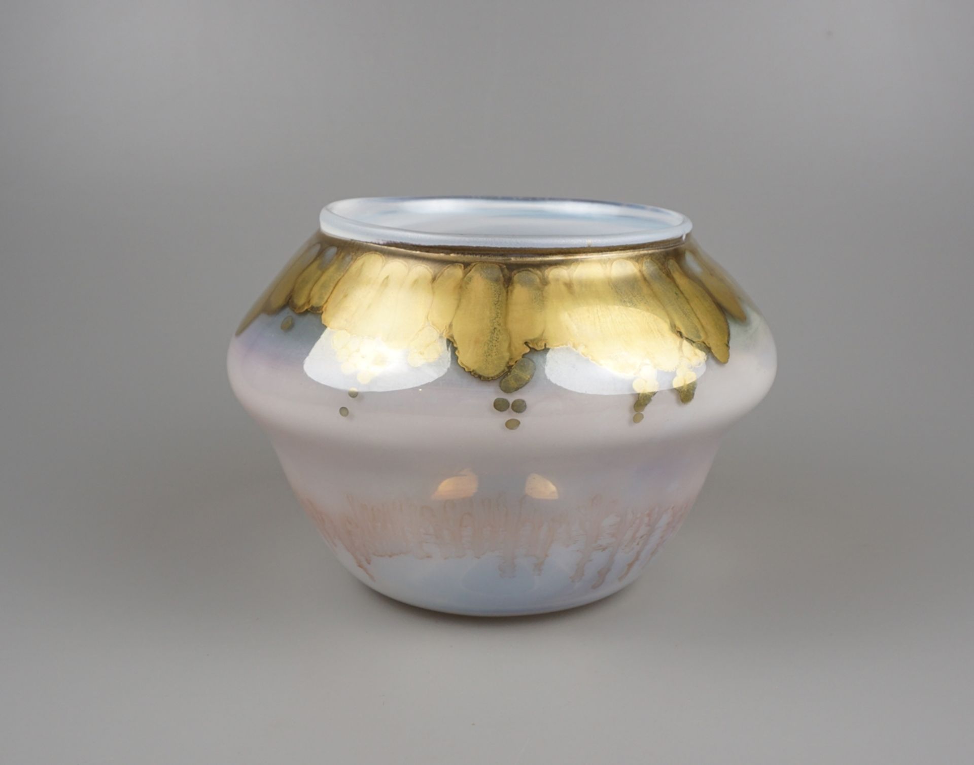 Vase mit Goldstreifen-Mündung, Glashütte Eisch, Frauenau, H.12,2cm