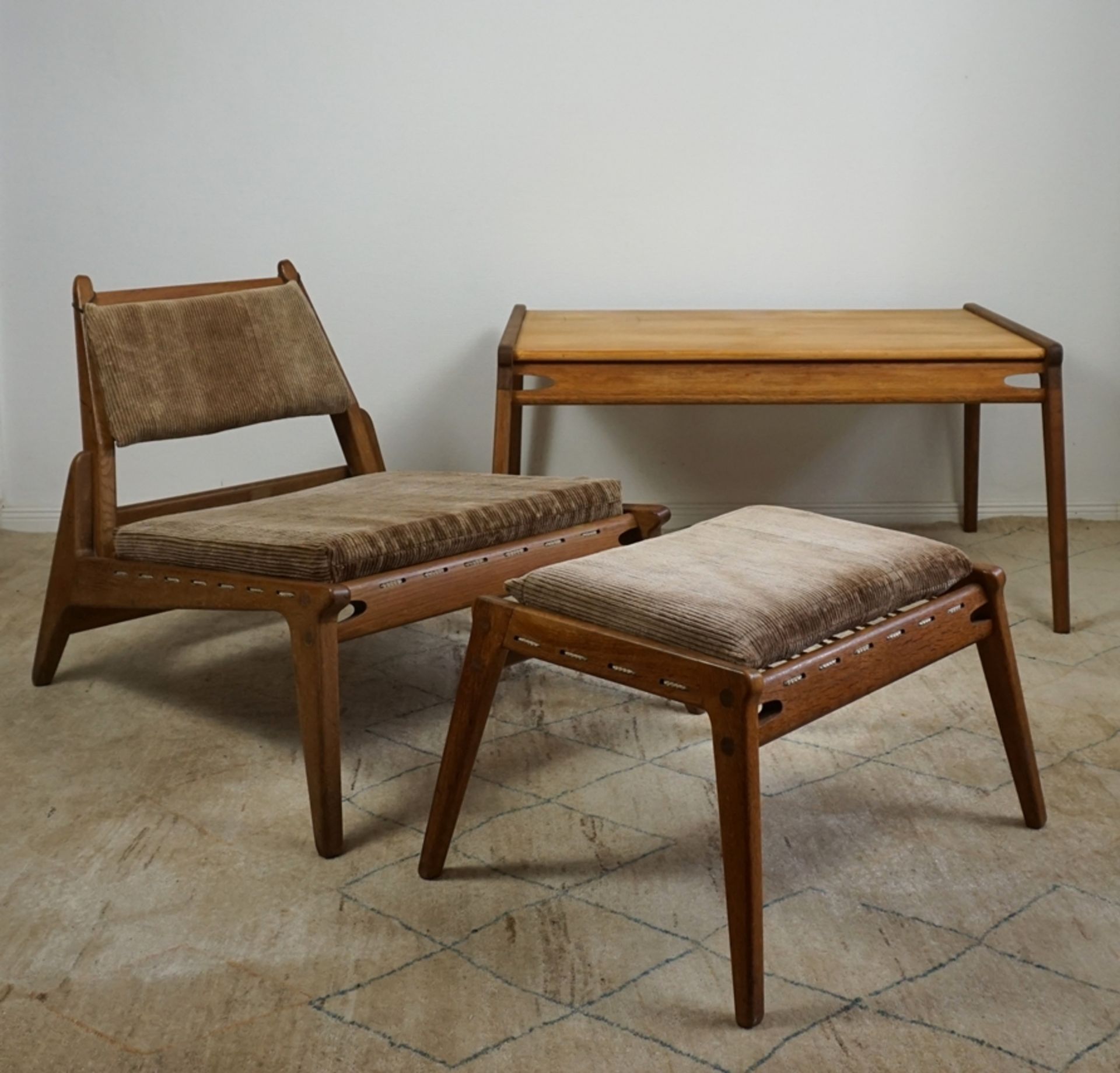 2 Hunting Chairs mit Ottomanen und Beistelltisch, attr. VEB Deutsche Werkstätten Hellerau, 1950er J.