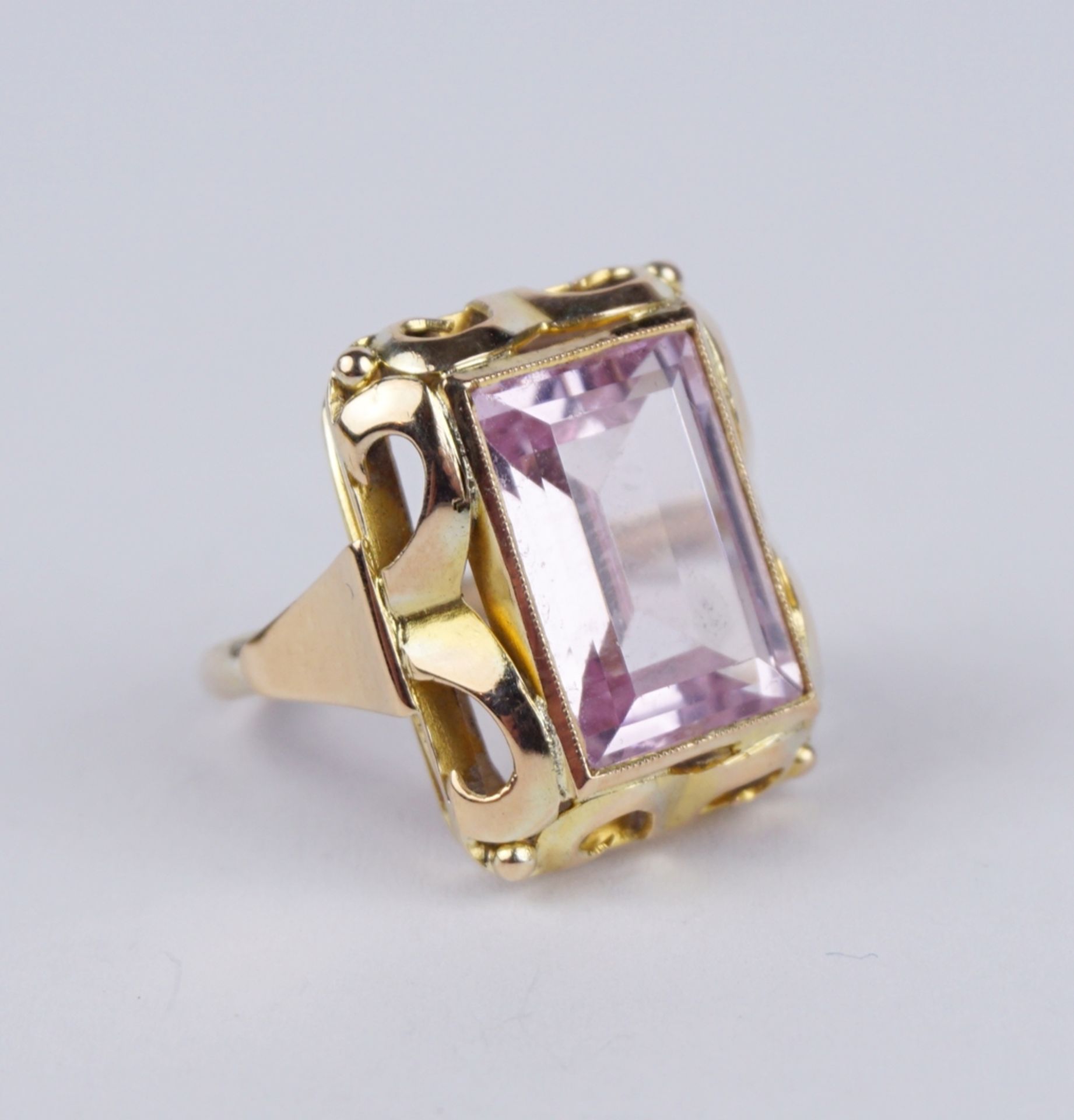 Ring mit hellem, amethystfarbenen Stein, 333er Gold, Gew.7,05g