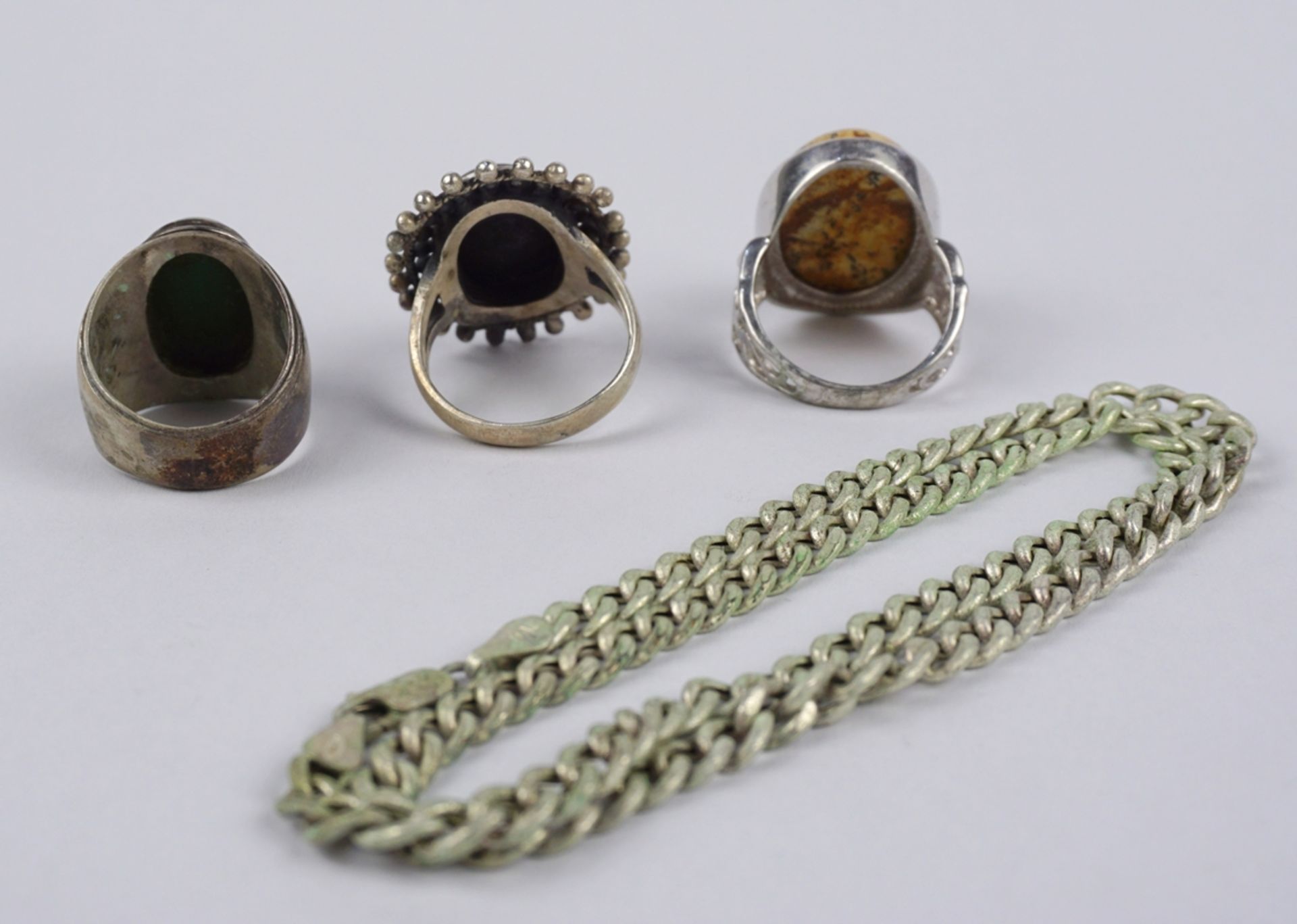3 Ringe mit großen Halbedelstein-Cabochons und Flachpanzerkette, 925er und 935er Silber - Bild 2 aus 2
