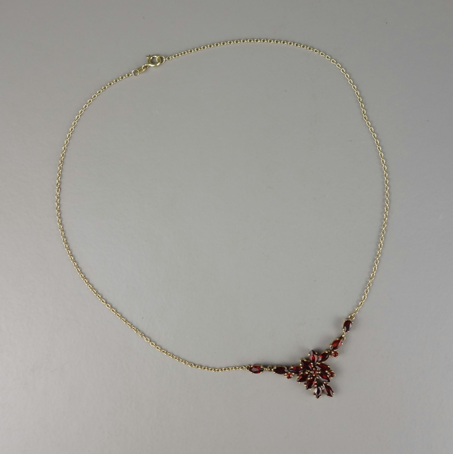 Garnet necklace, 8K gold, weight 5,88g, flower shaped middle part, anchor chain, l.approx.43cm - Image 2 of 3