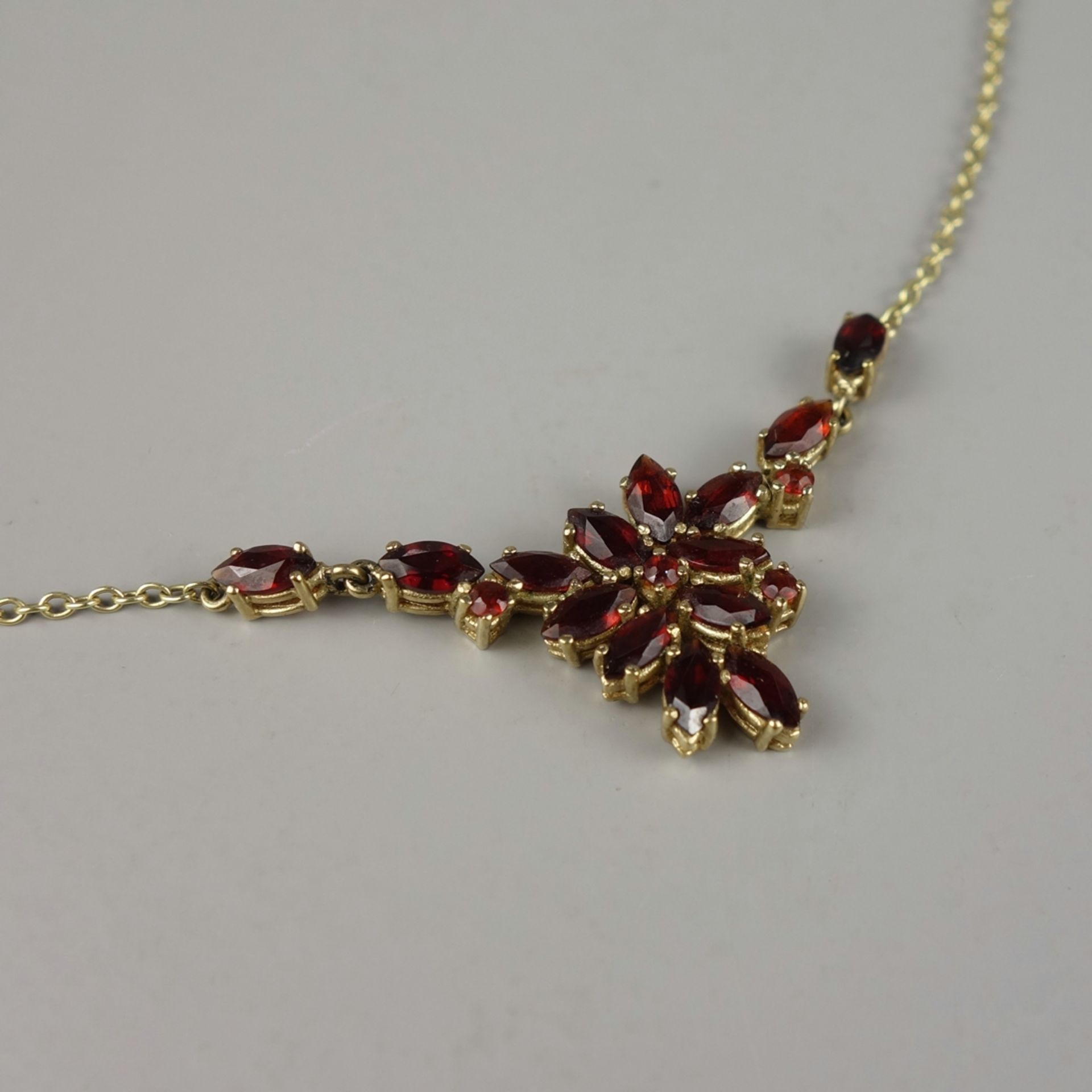 Garnet necklace, 8K gold, weight 5,88g, flower shaped middle part, anchor chain, l.approx.43cm