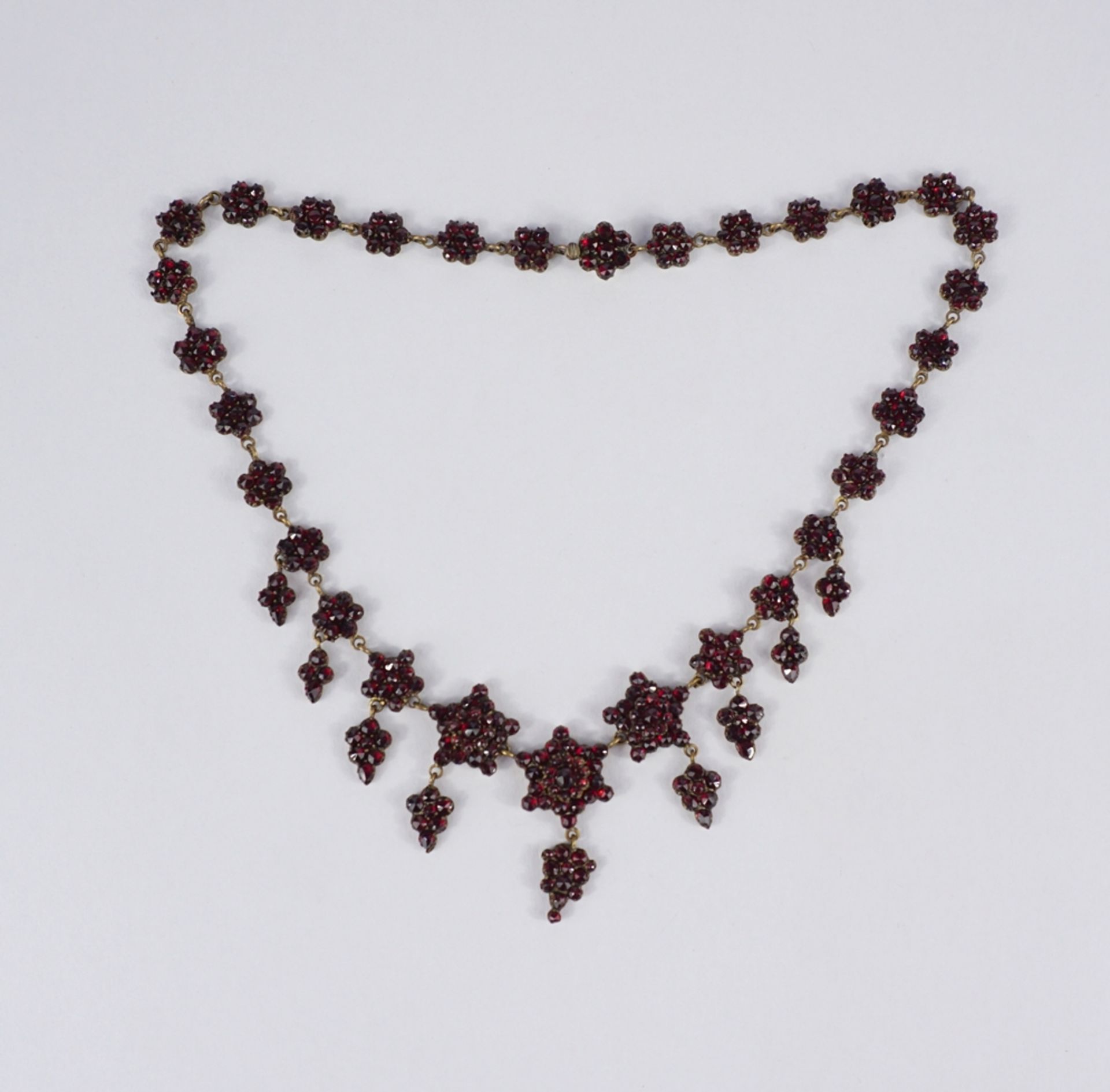 Granatcollier, Böhmen, um 1900