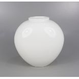 Vase, Herzform, Entwurf Trude Petri für KPM, H.18,5cm