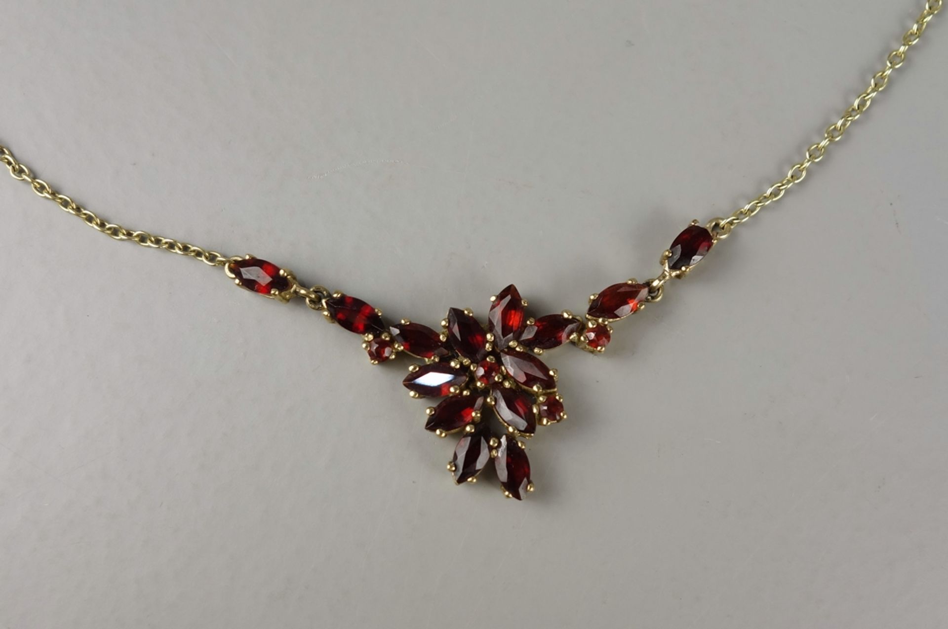 Garnet necklace, 8K gold, weight 5,88g, flower shaped middle part, anchor chain, l.approx.43cm - Image 3 of 3