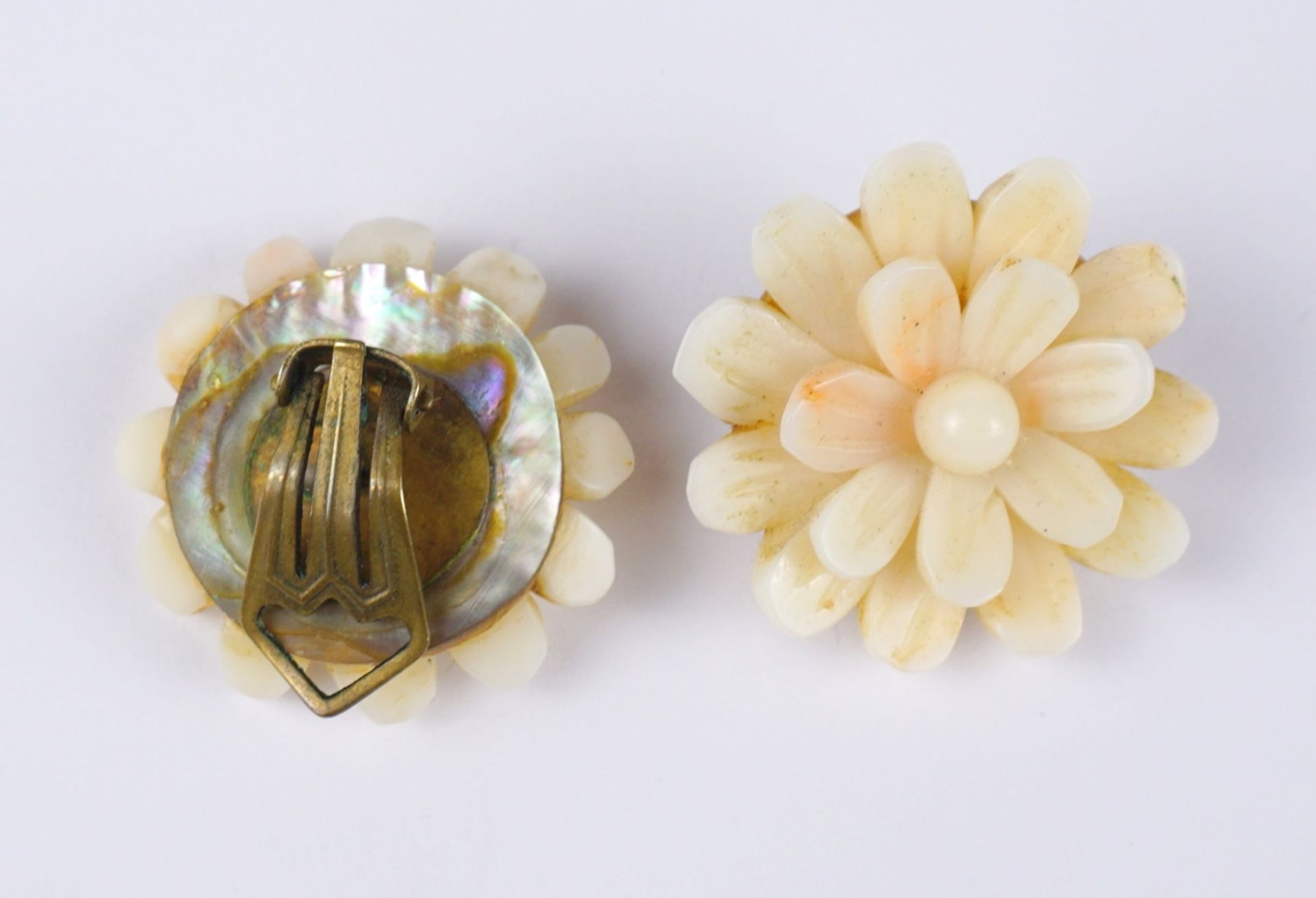 Paar Ohrclips "Blüte", wohl weiße Koralle, 1950er Jahre - Bild 2 aus 2