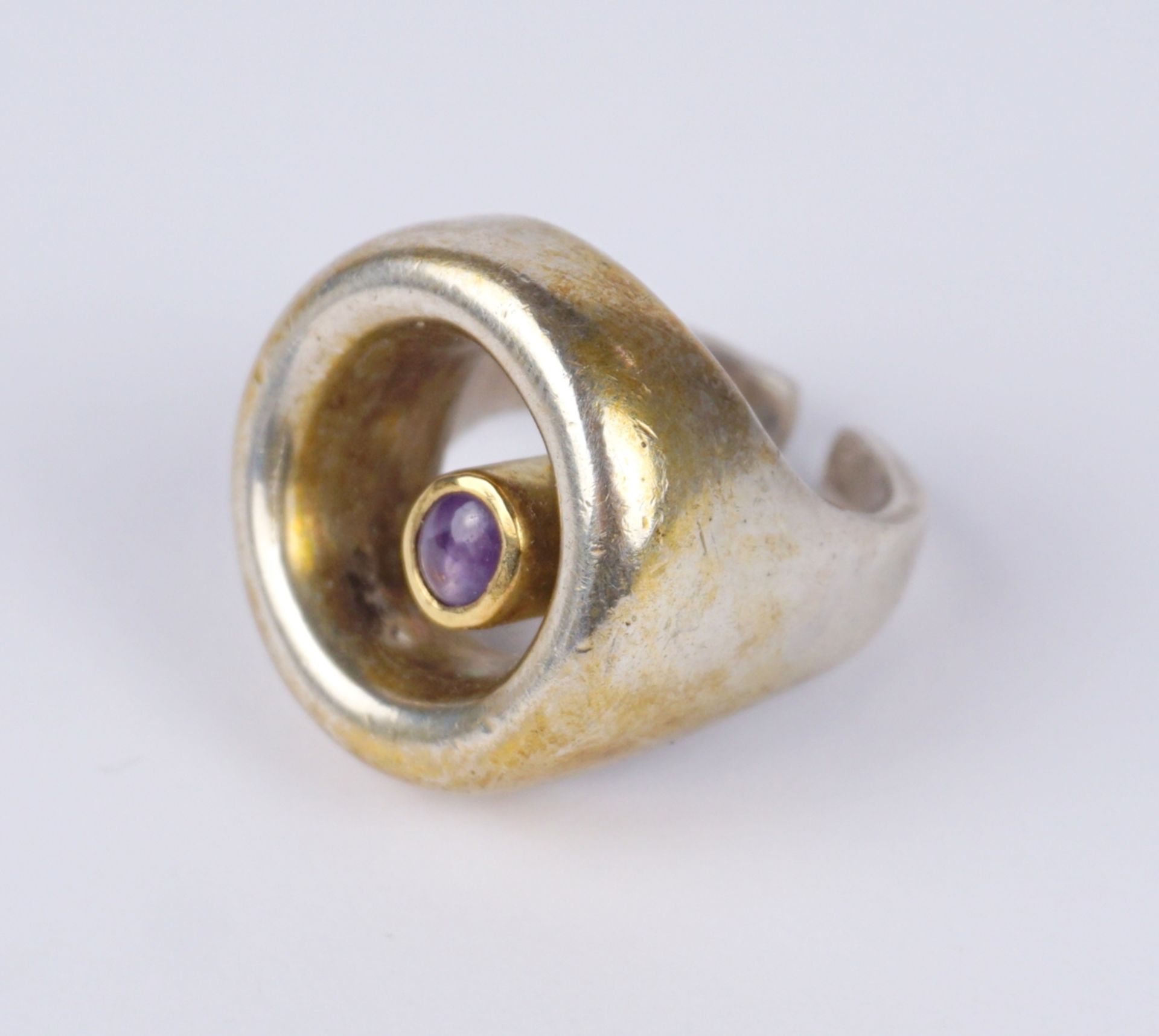 Ring mit kleinem, ovalen Amethyst-Cabochon in Goldfassung, 800er Silber, Gew.17,65g - Image 2 of 3