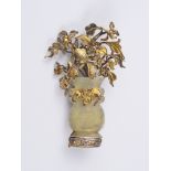 silberne Brosche mit Jade "Blumenstrauß in Vase", Asien, Gew.7,92g, im Etui