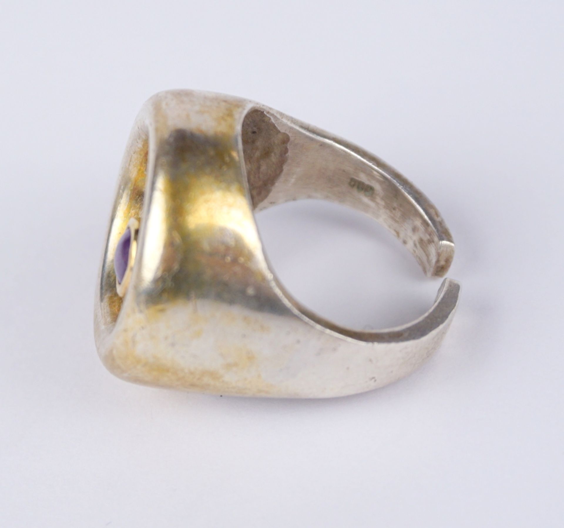 Ring mit kleinem, ovalen Amethyst-Cabochon in Goldfassung, 800er Silber, Gew.17,65g - Image 3 of 3