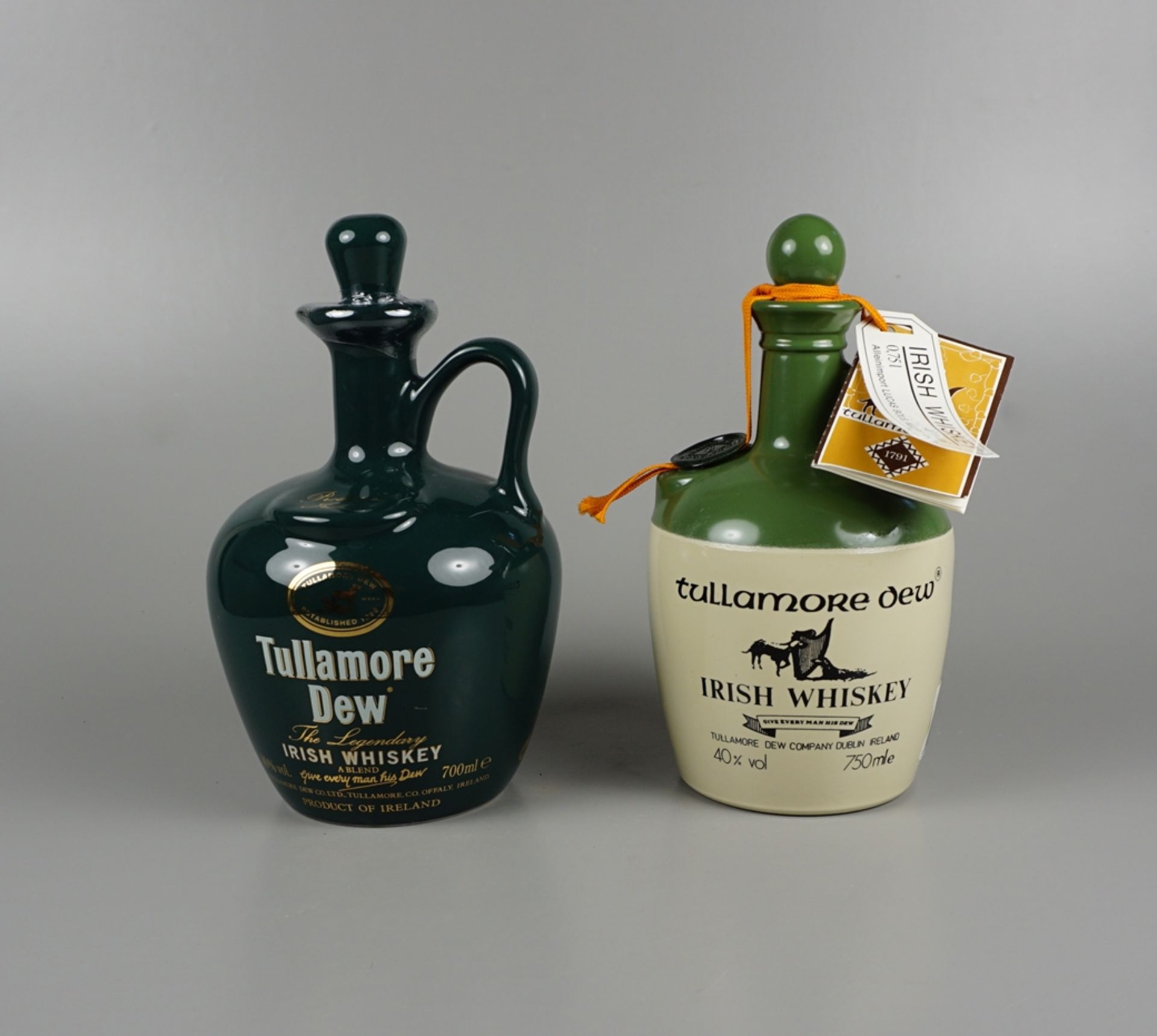 2 Flaschen Tullamore Dew, Irish Whiskey, im Keramikkrug