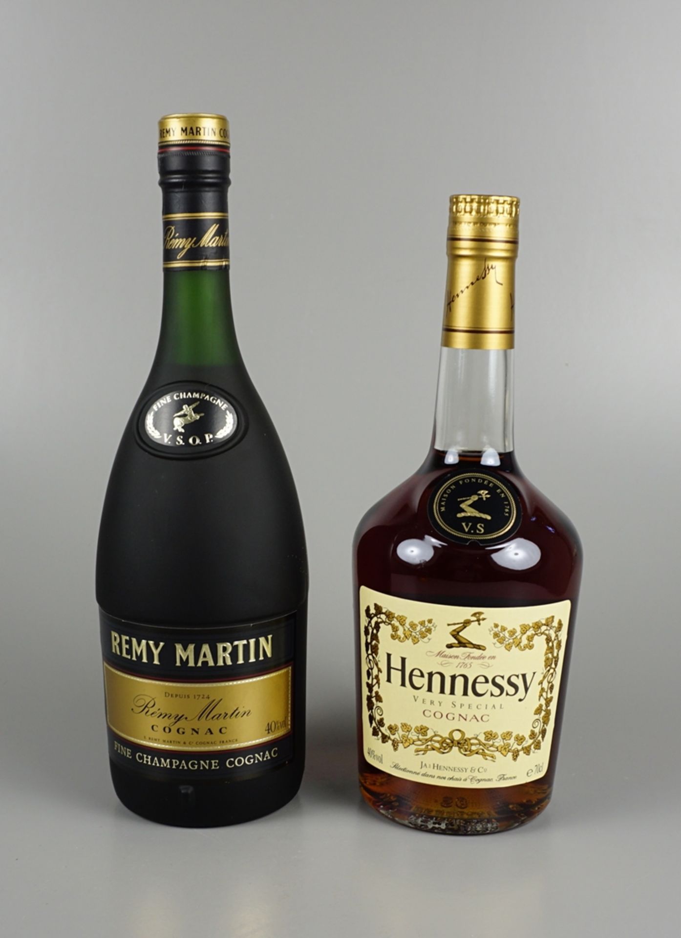 2 Flaschen Cognac, Rémy Martin und Hennessy, Frankreich