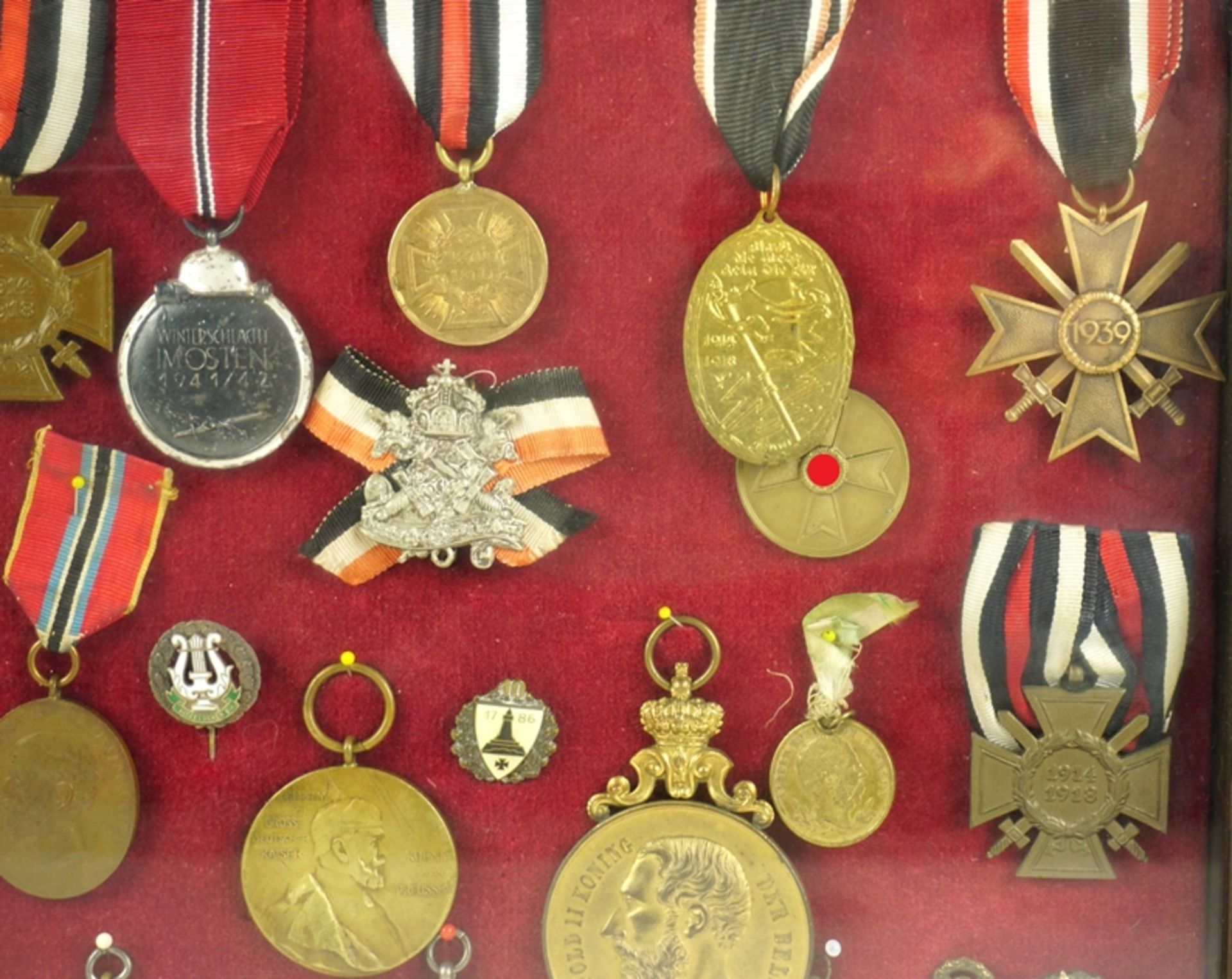 Schaurahmen mit ca. 30 Orden und Medaillen, überwiegend Deutschland, 1. und 2. Weltkrieg - Bild 2 aus 5