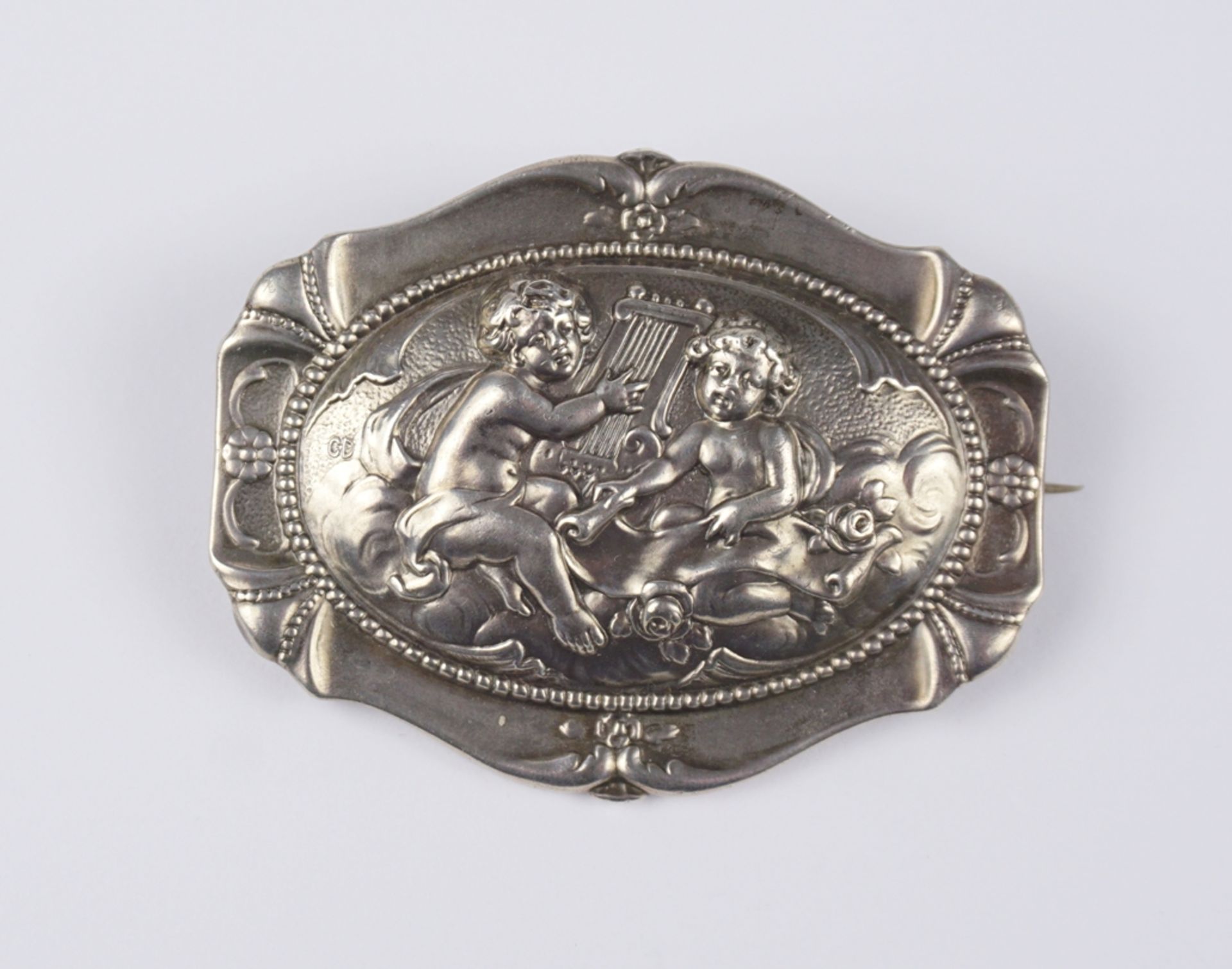 Relief-Brosche mit Putti, 800er Silber, Gew.16,15g