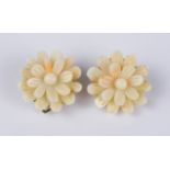 Paar Ohrclips "Blüte", wohl weiße Koralle, 1950er Jahre