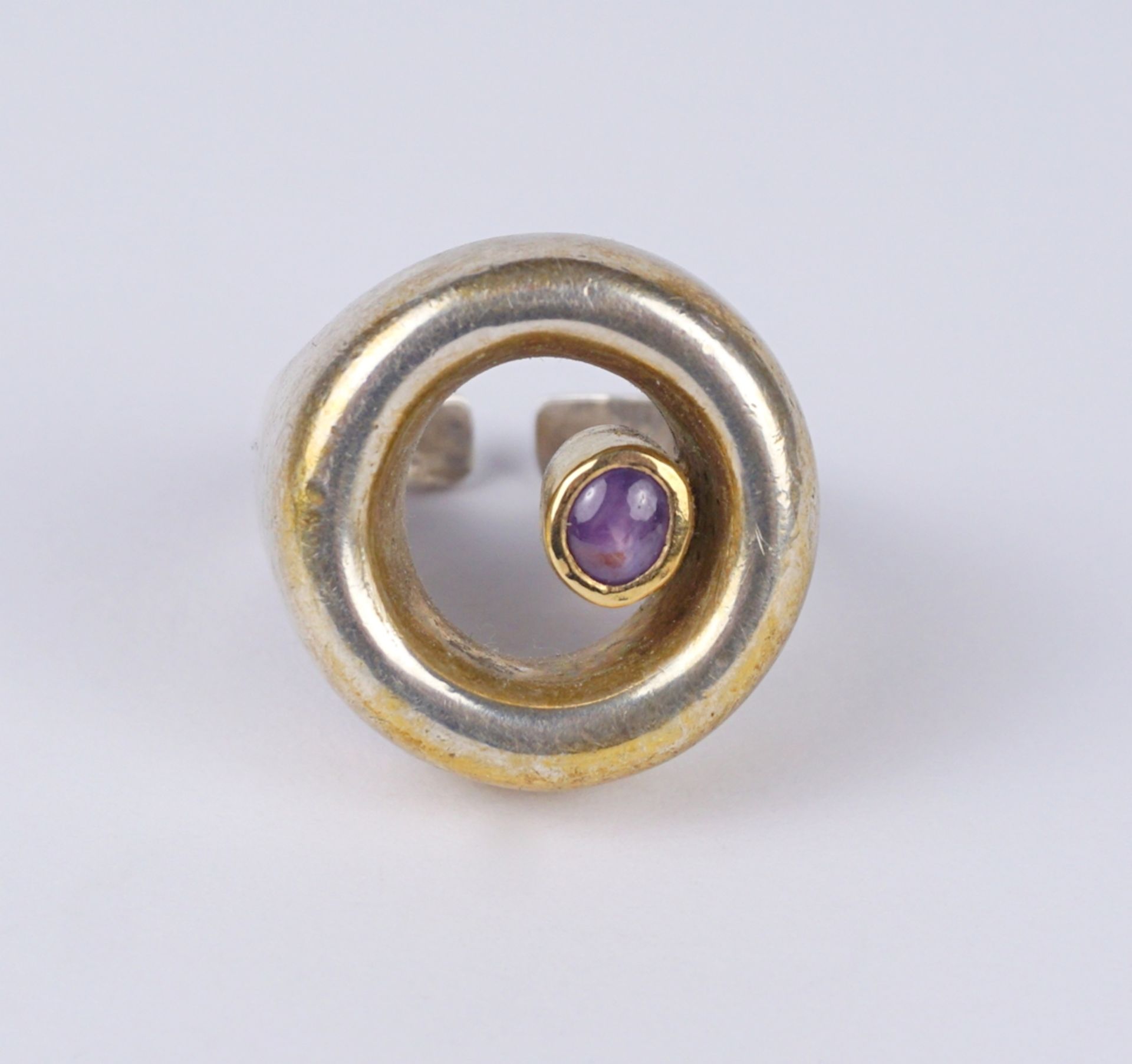 Ring mit kleinem, ovalen Amethyst-Cabochon in Goldfassung, 800er Silber, Gew.17,65g