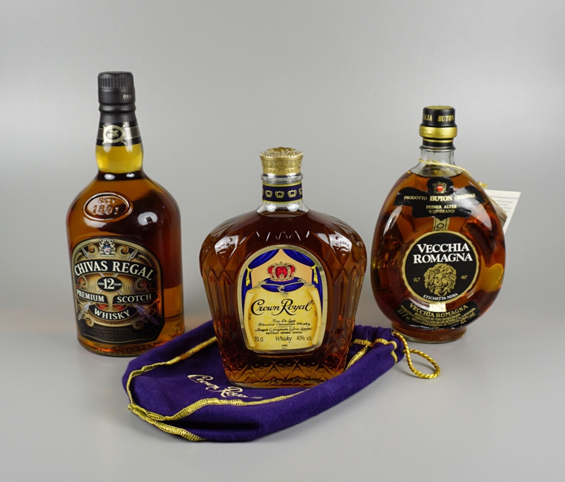 2 Flaschen Whisky; Crown Royal, Canada und Chivas Regal, Schottland und 1 Flasche Vecchia Romagna, 