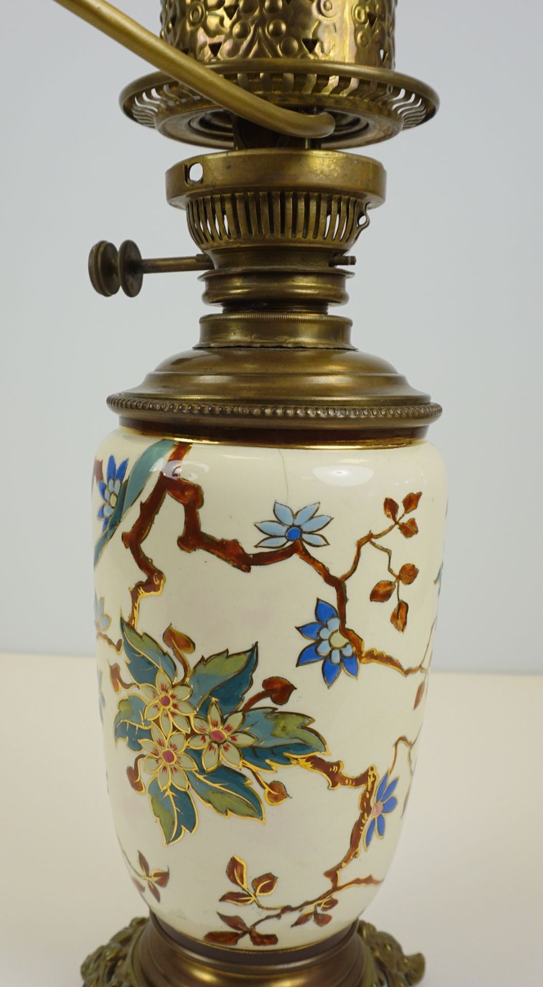 Lampe mit Keramikkorpus und floraler Emaillemalerei, ehemals Petroleumlampe, um 1900 - Bild 2 aus 2