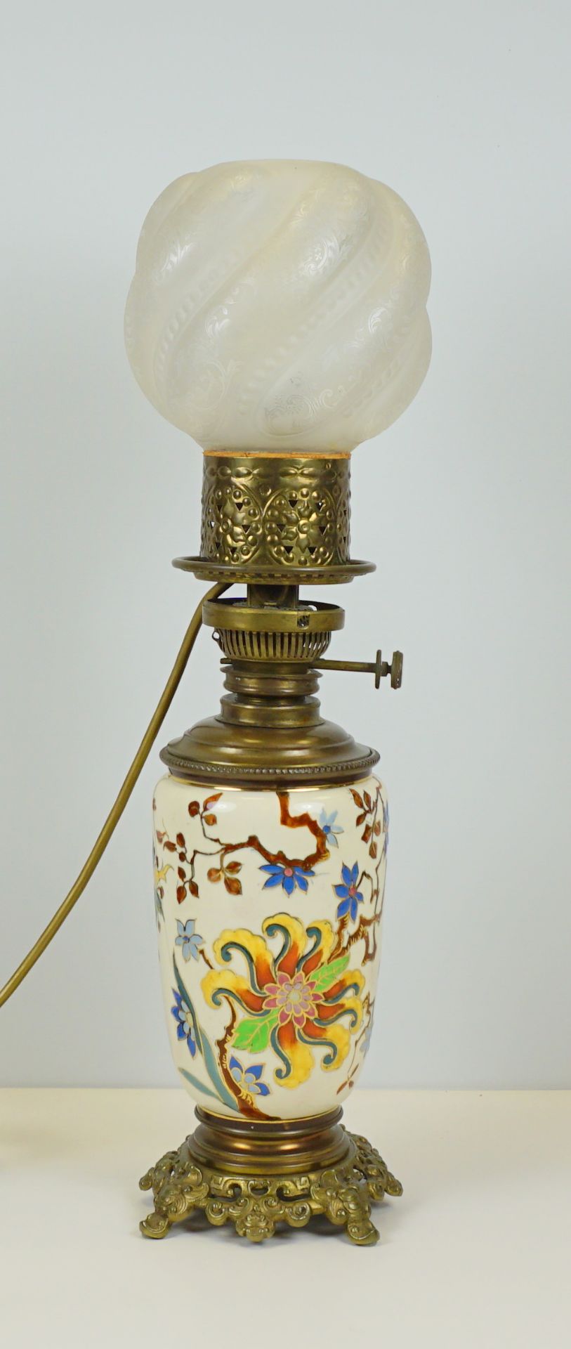 Lampe mit Keramikkorpus und floraler Emaillemalerei, ehemals Petroleumlampe, um 1900