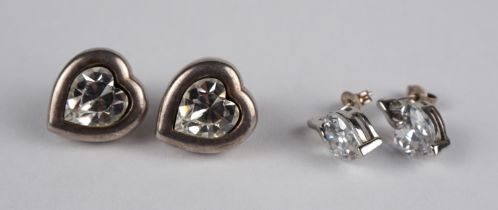 2 Paar herzförmige Ohrstecker mit Zirkonia, 835er Silber, Gesamt-Gew.17,74g