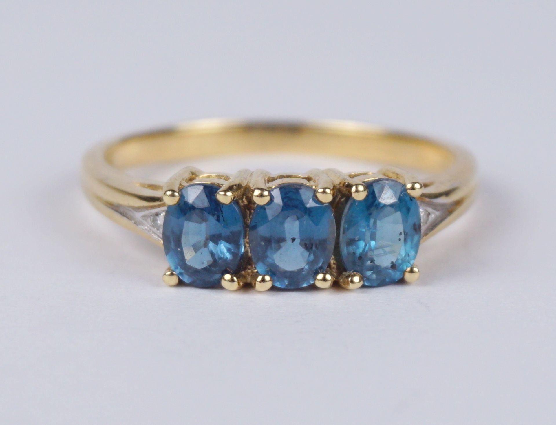 Ring mit 3 blauen Steinen, 375er Gold, Gew.2,1g