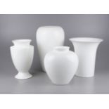 4 weiße Porzellanvasen, unterschiedliche Formen und Höhen, überwiegend ohne Hersteller