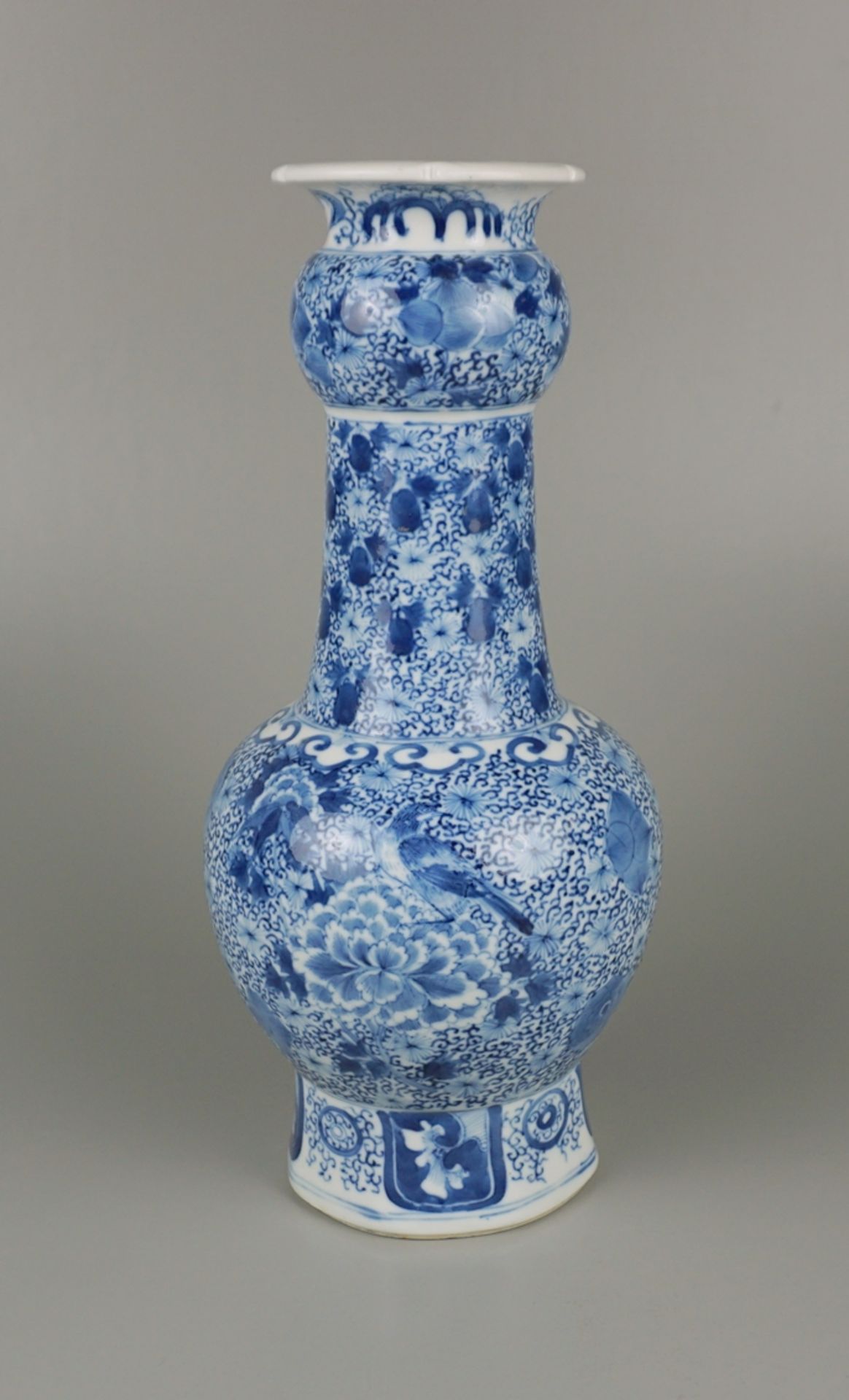 Vase, Blau-Weiß-Porzellan, wohl Qing-Dynastie, China