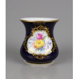 kleine, kobaltblaue Vase mit Blumenbukett, Meissen, 2.Hälfte 20.Jh.