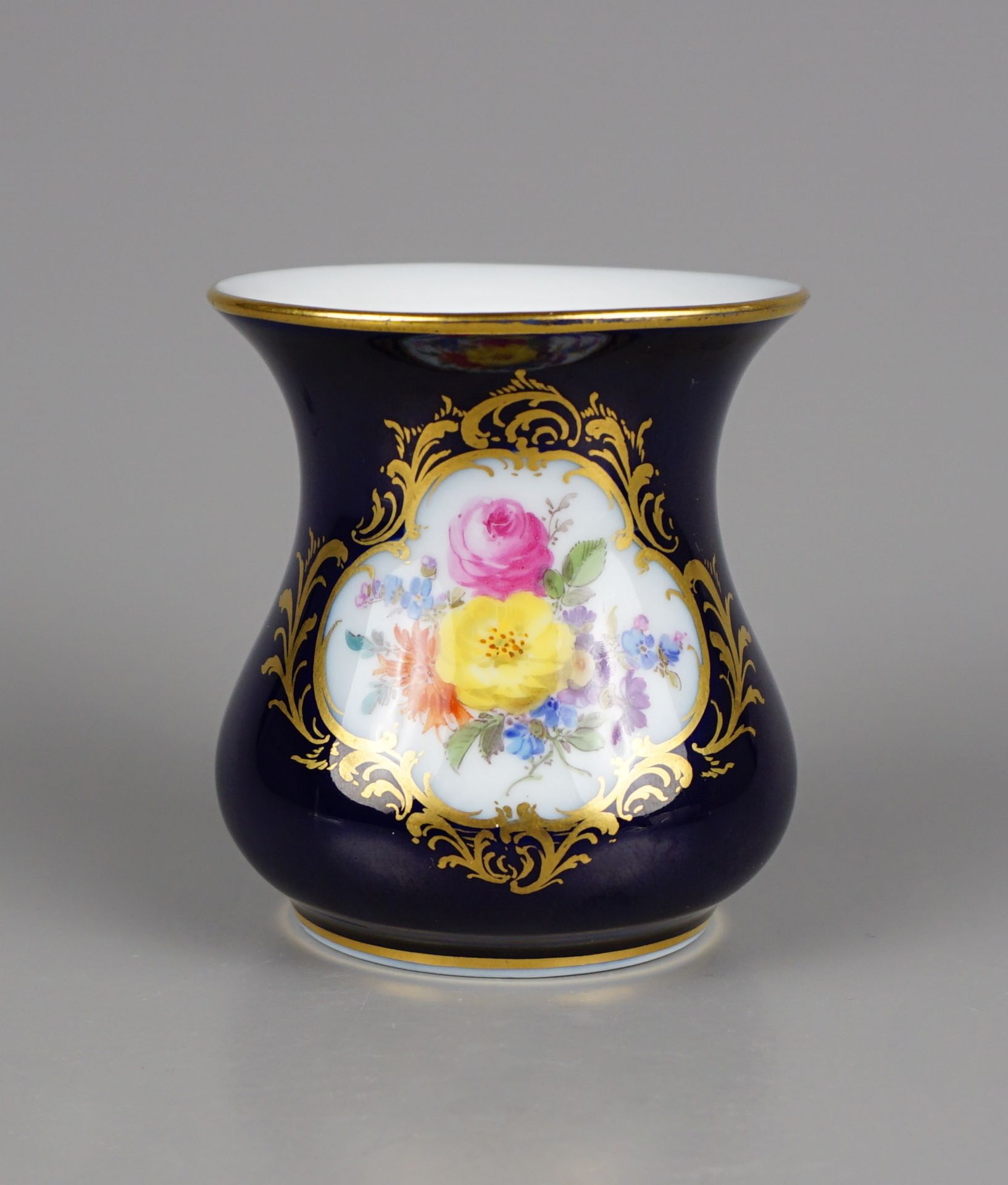 kleine, kobaltblaue Vase mit Blumenbukett, Meissen, 2.Hälfte 20.Jh.