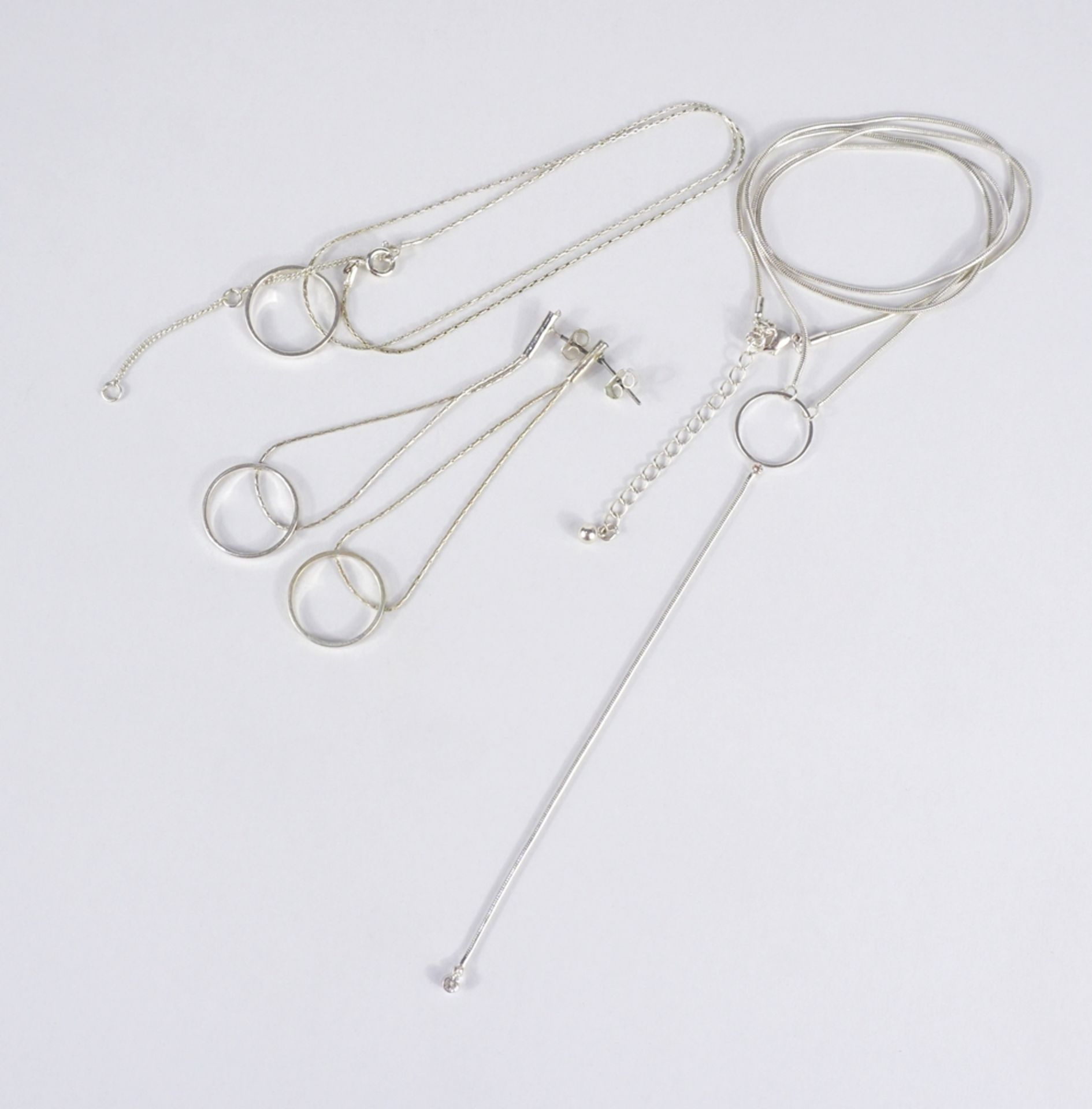 Kette mit Stabanhänger, 2 Colliers und 1 Paar Ohrringe, versilbert - Bild 3 aus 5