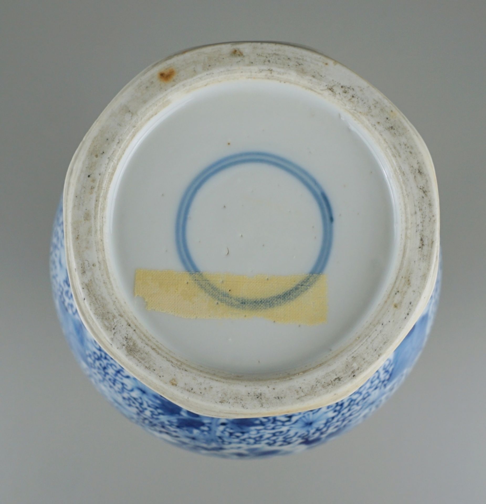 Vase, Blau-Weiß-Porzellan, wohl Qing-Dynastie, China - Image 3 of 3