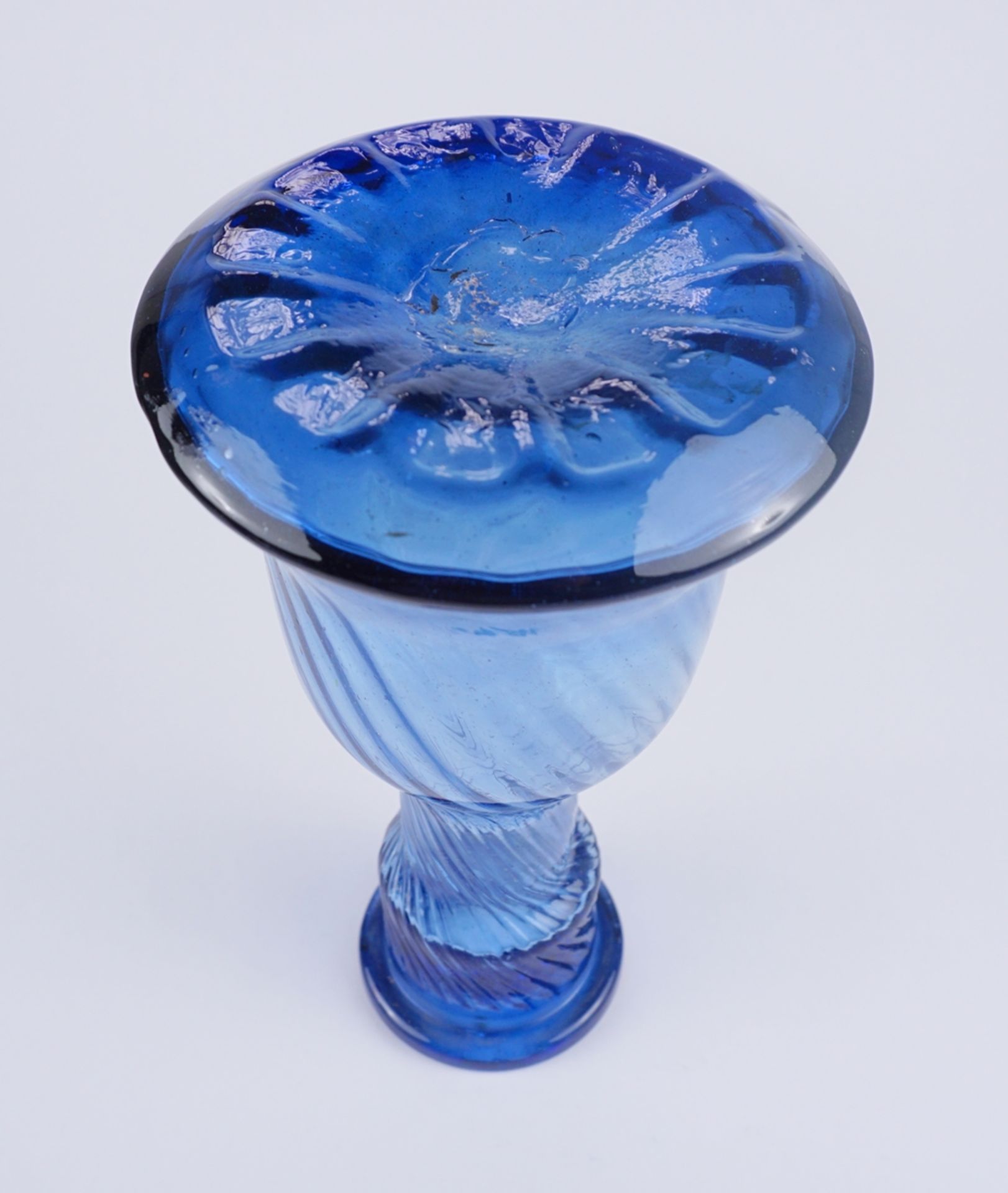 Vase aus Blauglas, 19.Jh. - Image 2 of 2