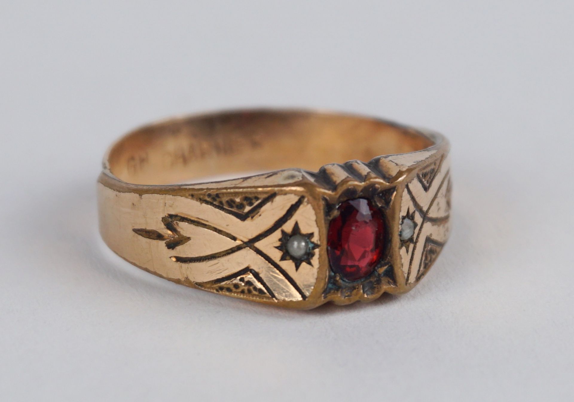 Jugenstil-Ring mit rubinrotem Stein und 2 Saatperlen, Gold Charnier (vergoldet), um 1900