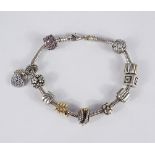 Pandora-Schlangengliederarmband mit Karabinerverschluss und 11 Charms (10x 925er Silber u.1x 585er