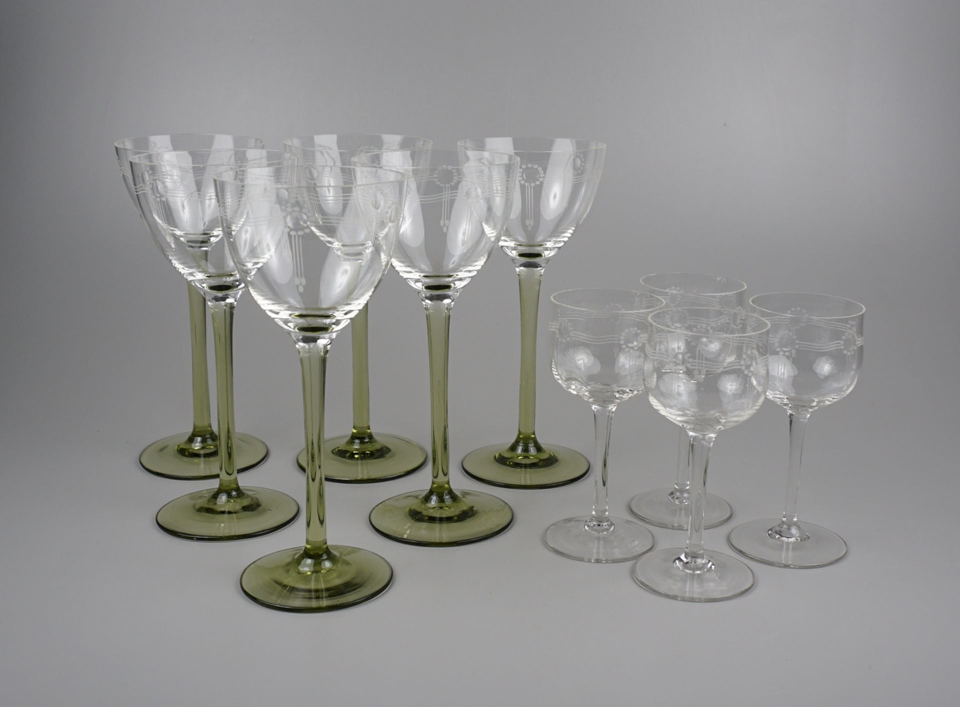 6 Weingläser mit lindgrünem Schaft und 4 Likörgläser aus Klarglas, Jugendstildekor, um 1900
